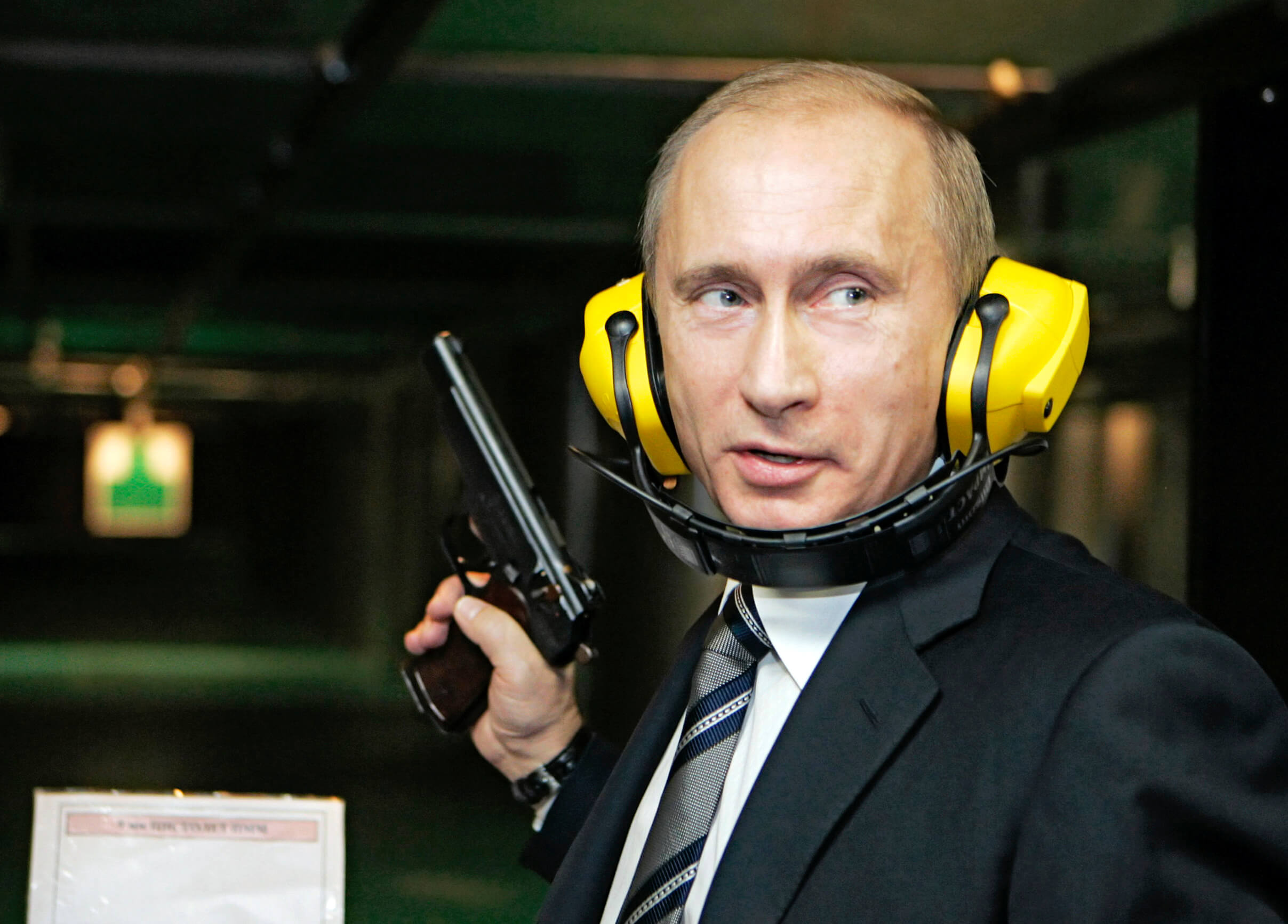 DeJong - De Russische president Poetin op de schietbaan van het GROe-hoofdkwartier in Moskou in 2006. Reuters