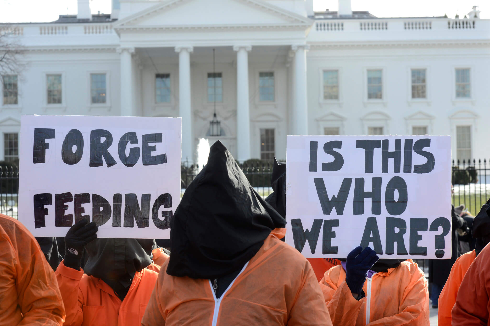 DeJong - Protest in Washington in 2015 tegen de behandeling van de gevangenen van Guantanamo Bay. Stephen Melkisethia - Flickr 