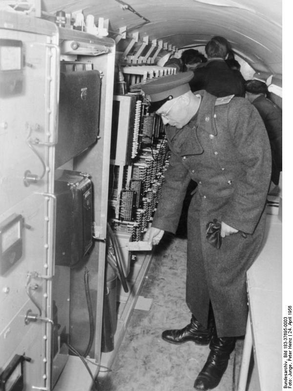 DeJong - Sovjetofficier in de Berlijnse tunnel in 1956. Wikimediacommons
