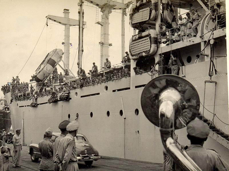 DeJong-Aankomst in Nederlands-Indië van een nieuwe lichting Nederlandse militairen per schip in 1949. Wikimediacommons