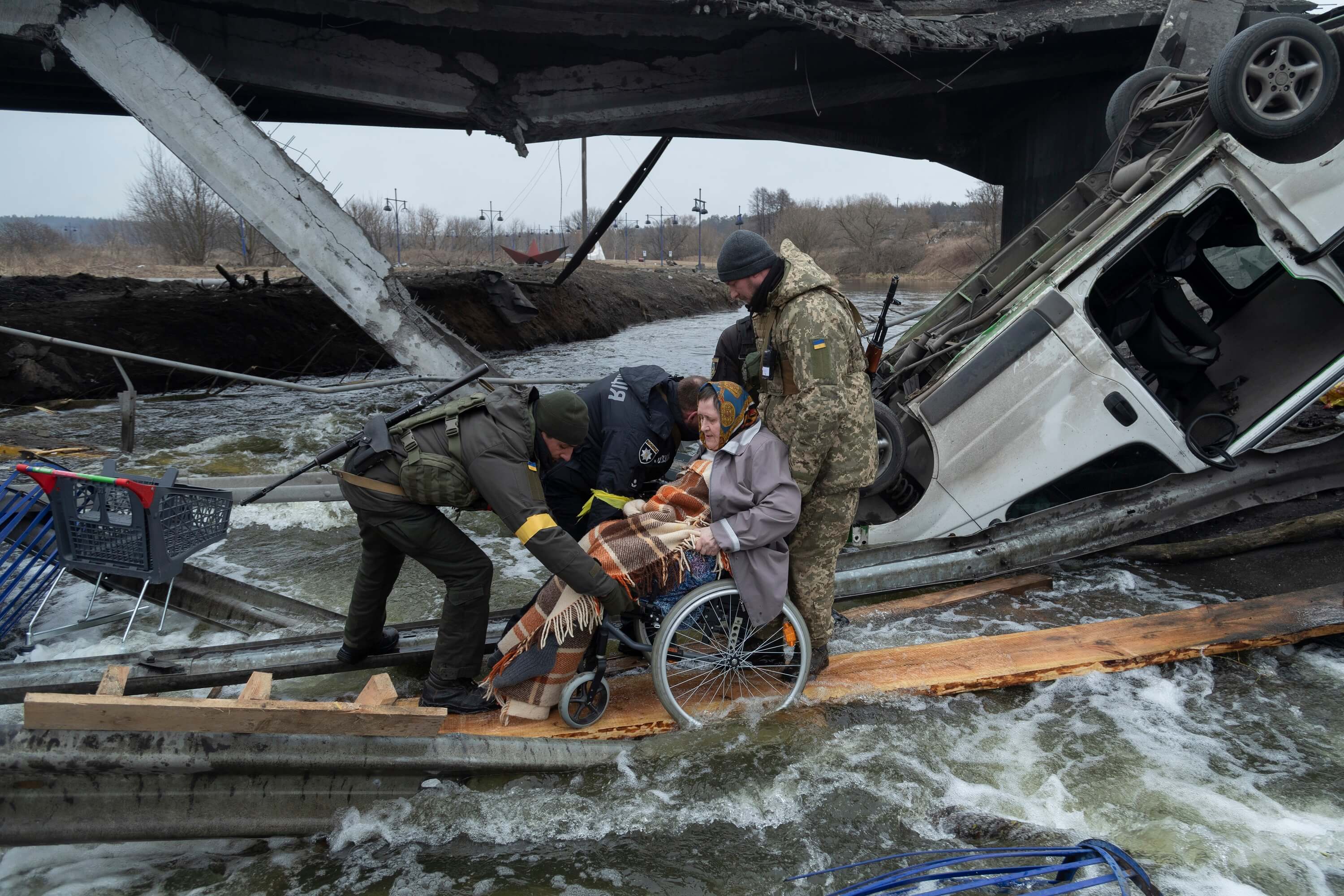 DeJong-Bewoners van de Oekraïnse stad Irpin worden geëvacueerd op 7 maart 2022. Reuters