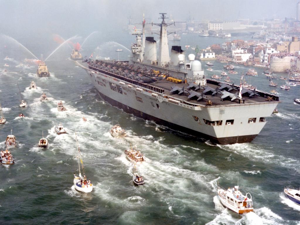 Het Britse vliegdekschip de HMS keert terug na de overwinning in de Falklandoorlog in 1982. ©  Tiger 2000 - Flickr