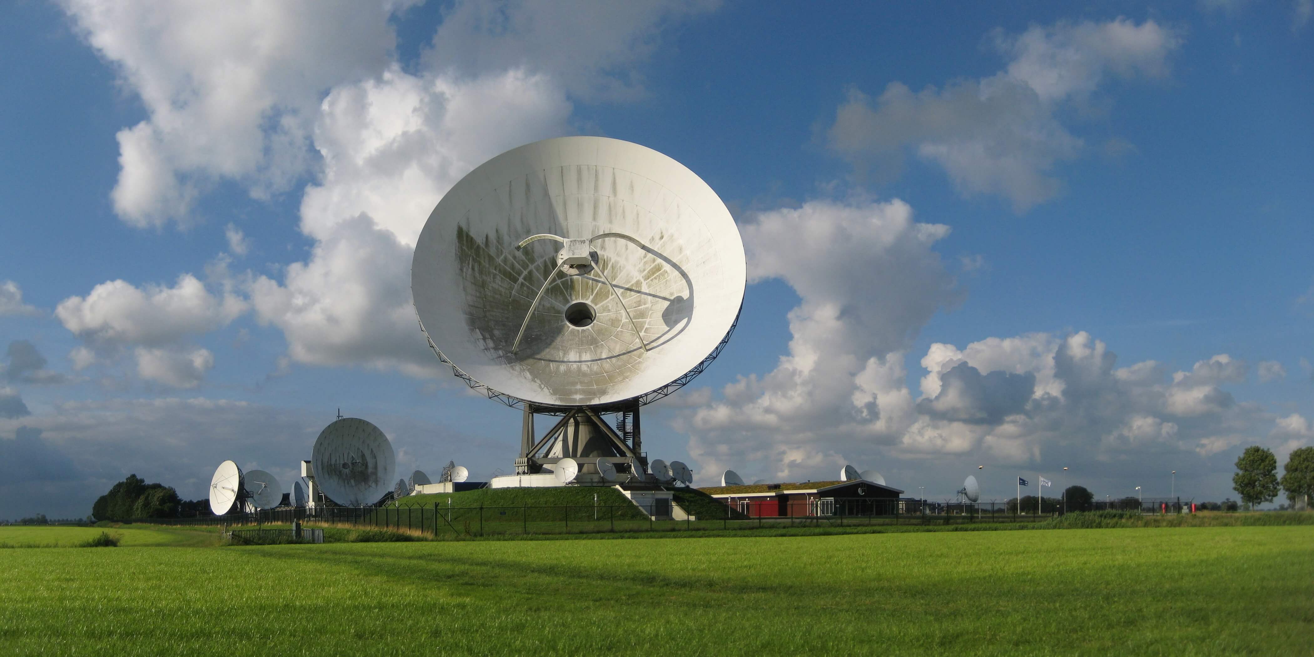 DeJong-Braat-Satellietgrondstation van de Nationale SIGINT Organisatie (NSO) (2012) bij Burum, Friesland. © Wutsje - Wikimedia Commons - CC BY-SA 3.0