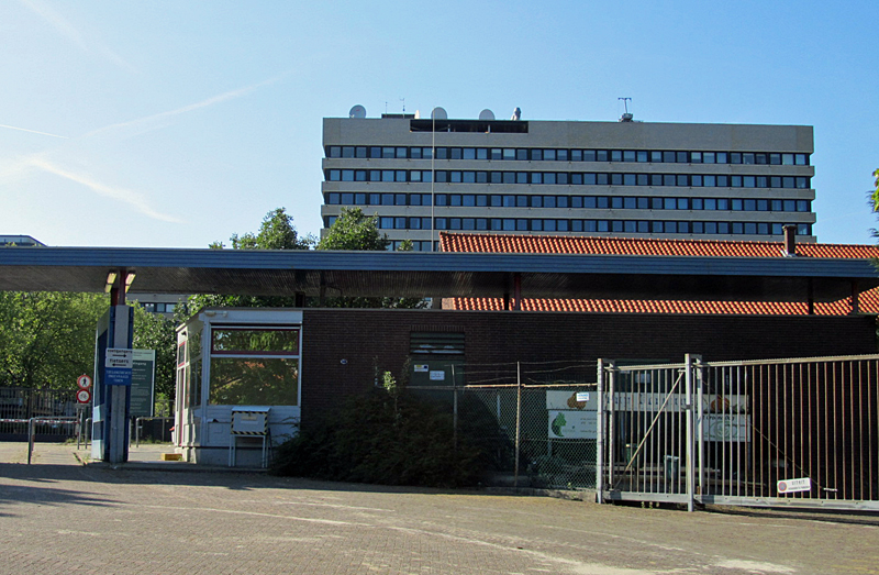 Het hoofdkwartier van de MIVD op het terrein van de Frederikkazerne in Den Haag. © Paul2 via Wikimedia Commons