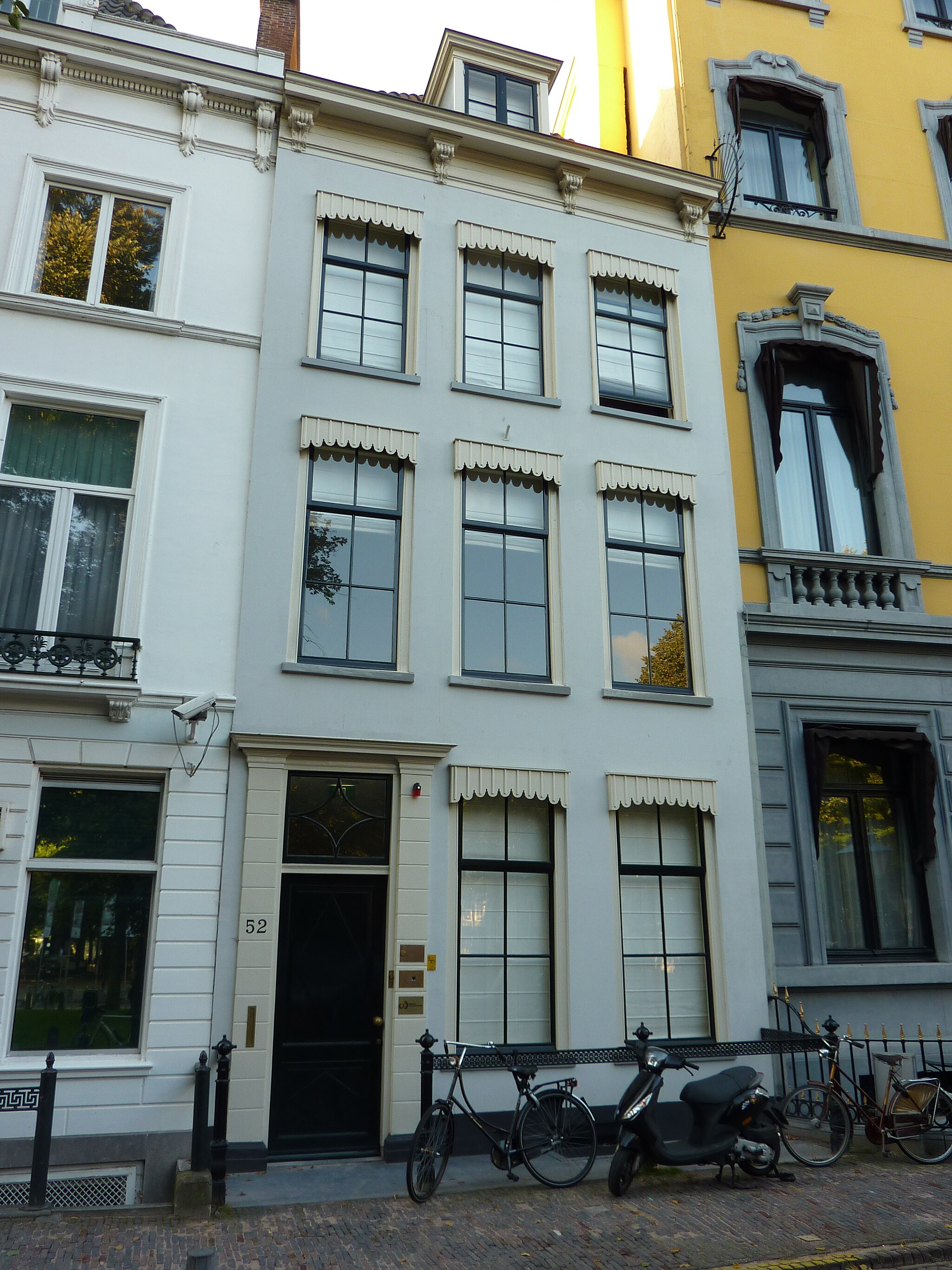 Het vroegere hoofdkwartier van GS III aan het Lange Voorhout 52 in Den Haag. © Rudolphous via Wikipedia