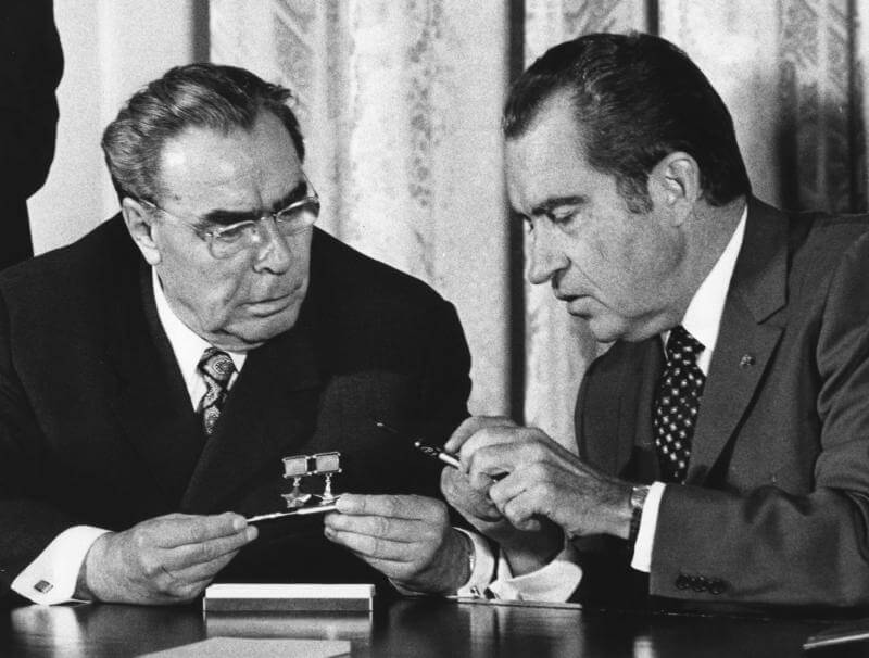Soviet leader Leonid Brezhnev (left) and U.S. President Richard Nixon, 1973. © Wikimedia commons / The Central Intelligence Agency