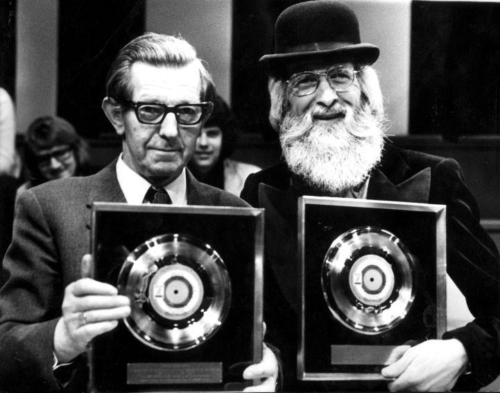 Hendrik Koekoek ontvangt met Pierre Kartner (Vader Abraham) een Gouden Plaat op 20 februari 1974. © Collectie SPAARNESTAD PHOTO-NA-Anefo-Peters