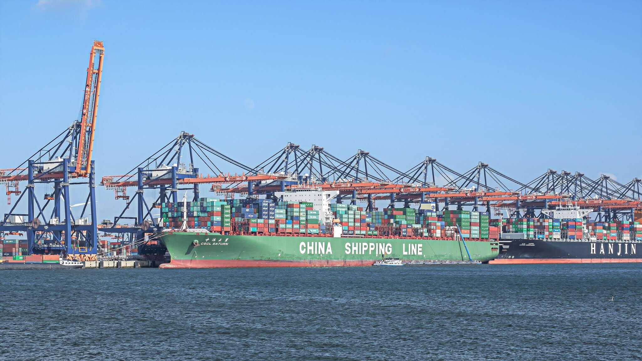 DeWijk-Chinees containerschip in de haven van Rotterdam in 2015. Frans Berkelaar - Flickr