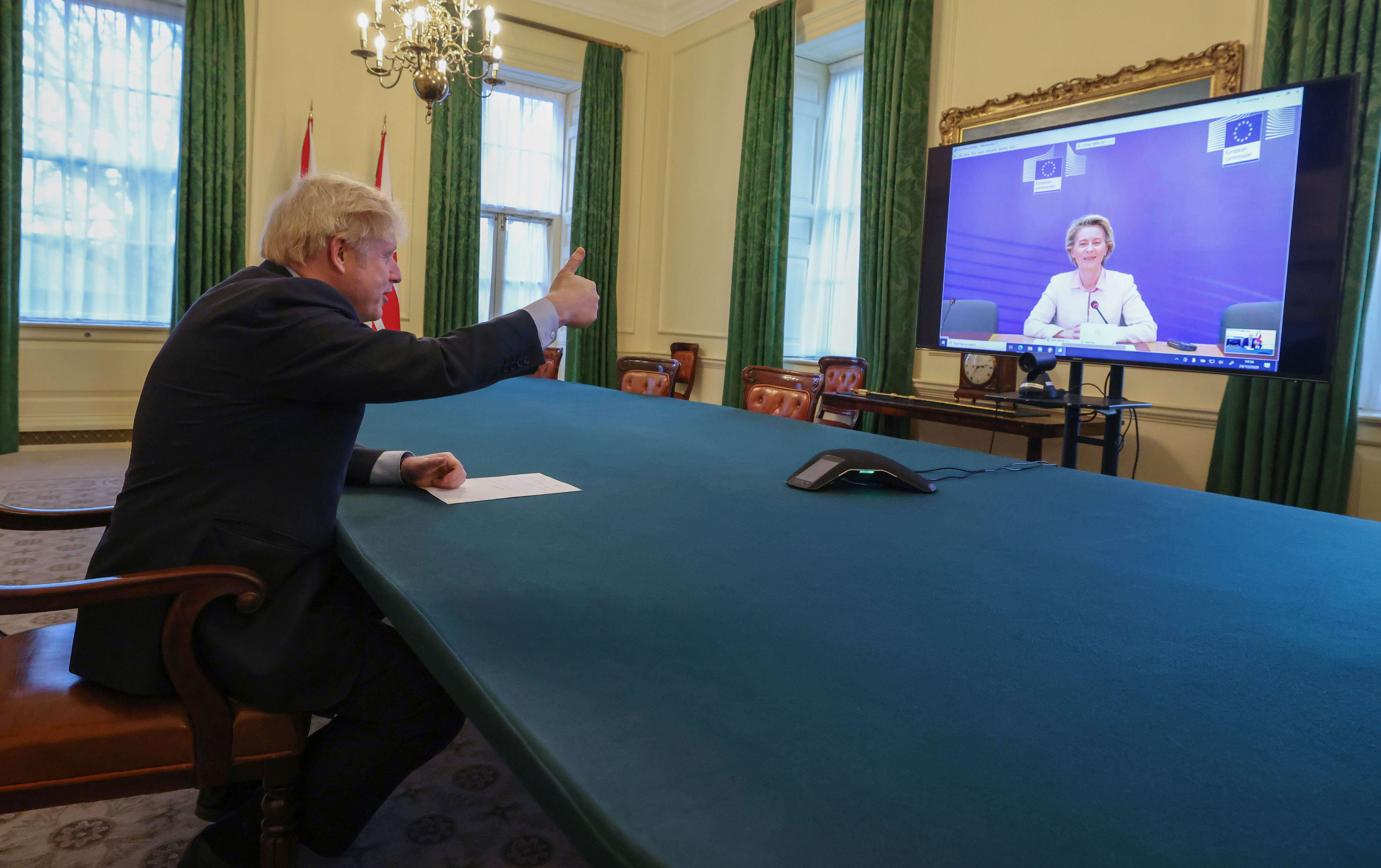 DeWijk-De Britse premier Boris Johnson in een videocall met voorzitter van de Europese Commissie Ursula von der Leyen in december 2020. Number 10 - Flickr