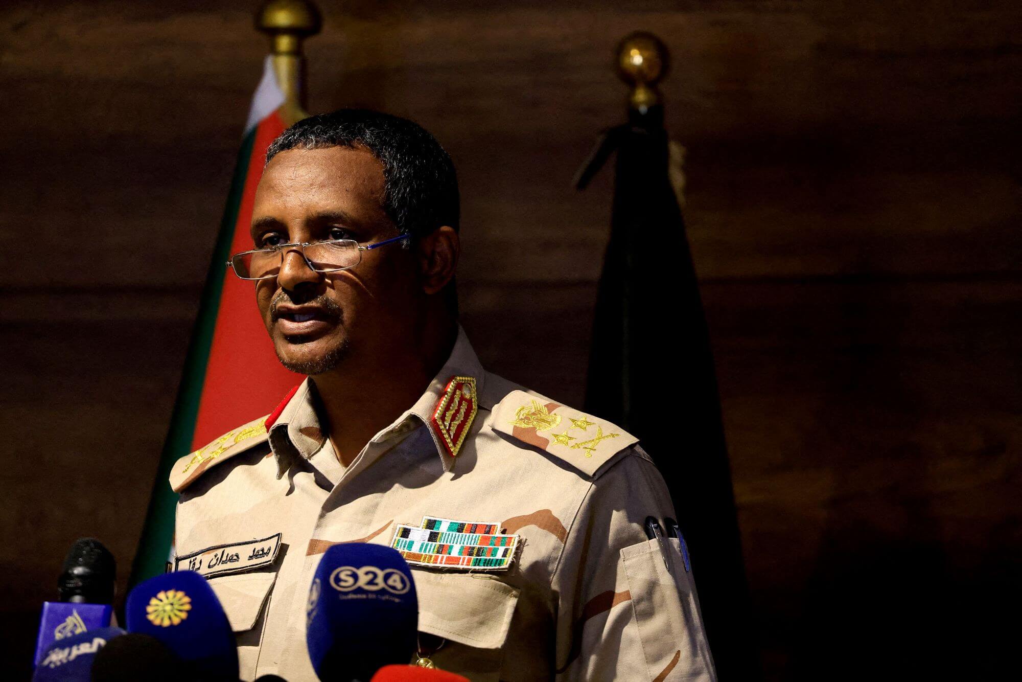 Deputy head of Sudan's sovereign council General Mohamed Hamdan Dagalo speaks during a press conference at Rapid Support Forces head quarter in Khartoum, Sudan in February 2023. © Reuters