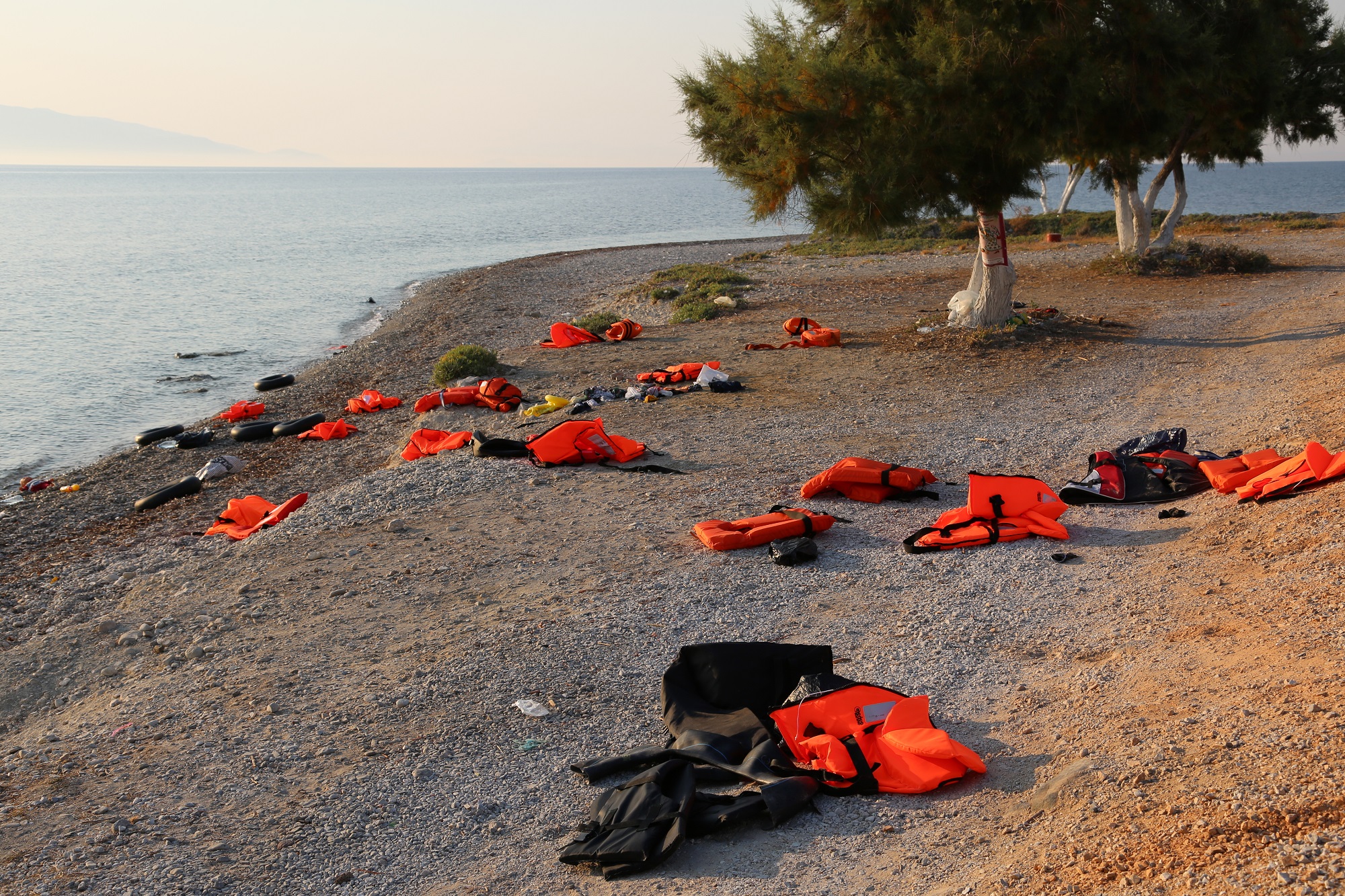 Achtergelaten reddingsvesten op het strand van Lesbos in 2015. Frontex