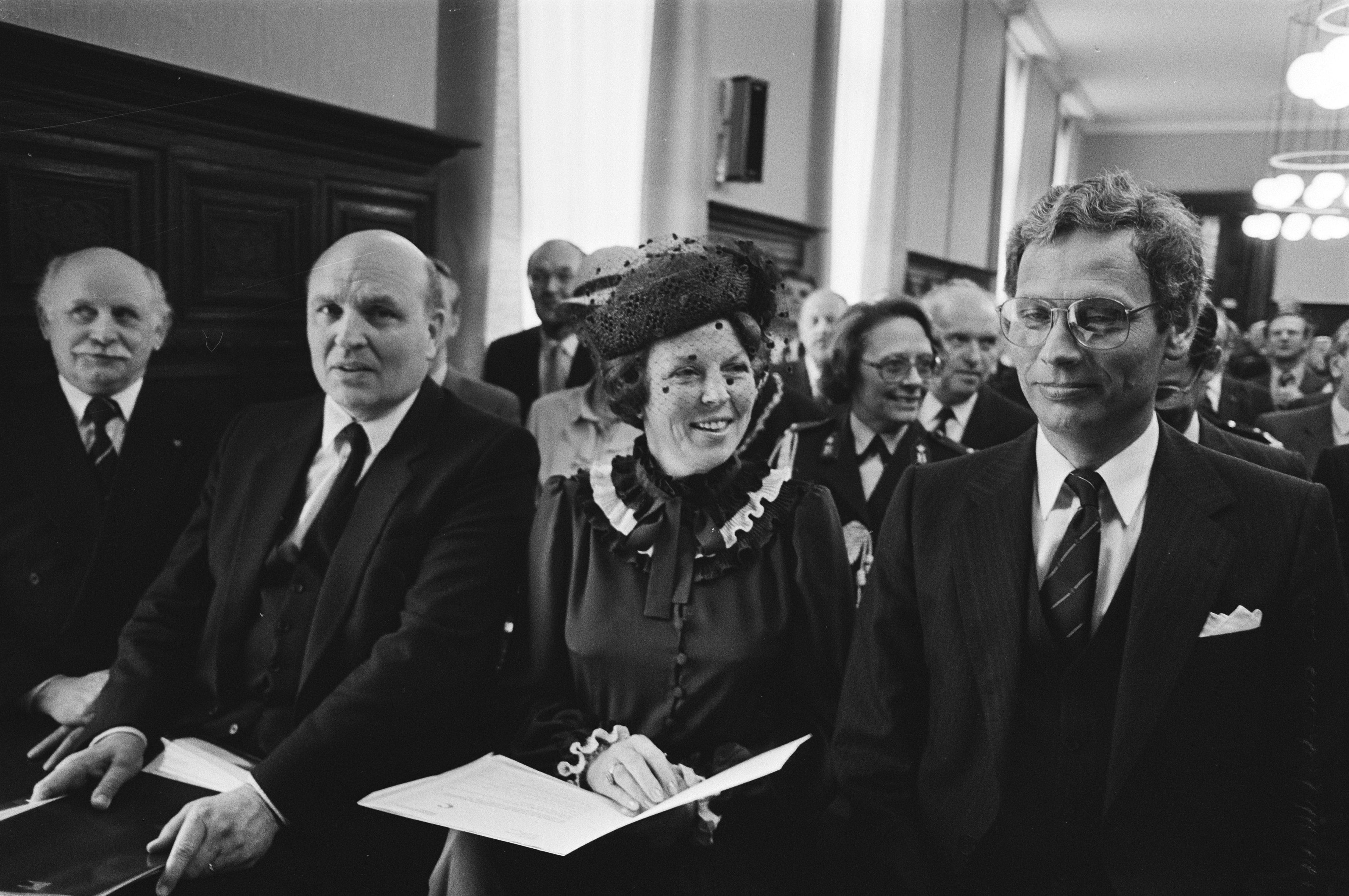 Directeur H.J. Neuman, koningin Beatrix en minister Van den Broek - Opening Instituut Clingendael - 11-5-1983 - Croes, Rob C. - Anefo - NA