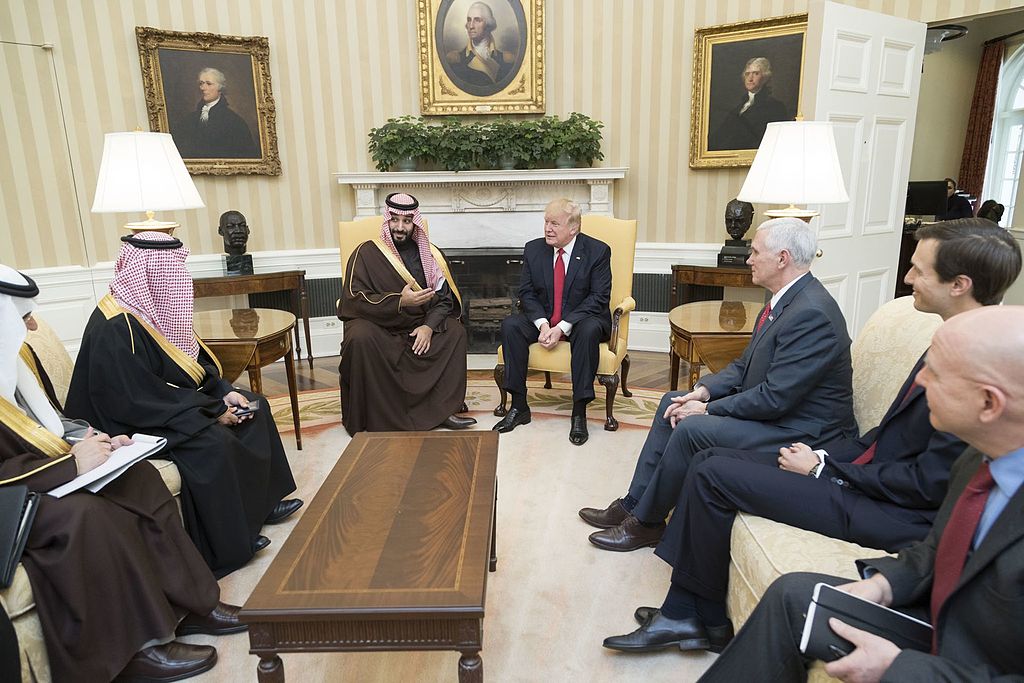 President Trump ontmoet Mohammed bin Salman bin Abdulaziz Al Saud in maart 2017. Ondanks deze gigantische uitbreiding van het militaire apparaat is Saoedi-Arabië nooit bereid geweest om grondtroepen in te zetten, in Jemen noch in Syrië. Of het een substantiële financiële bijdrage aan de wederopbouw van Syrië zal leveren – op nadrukkelijk verzoek van president Trump – is maar zeer de vraag. Bron: Wikicommons.