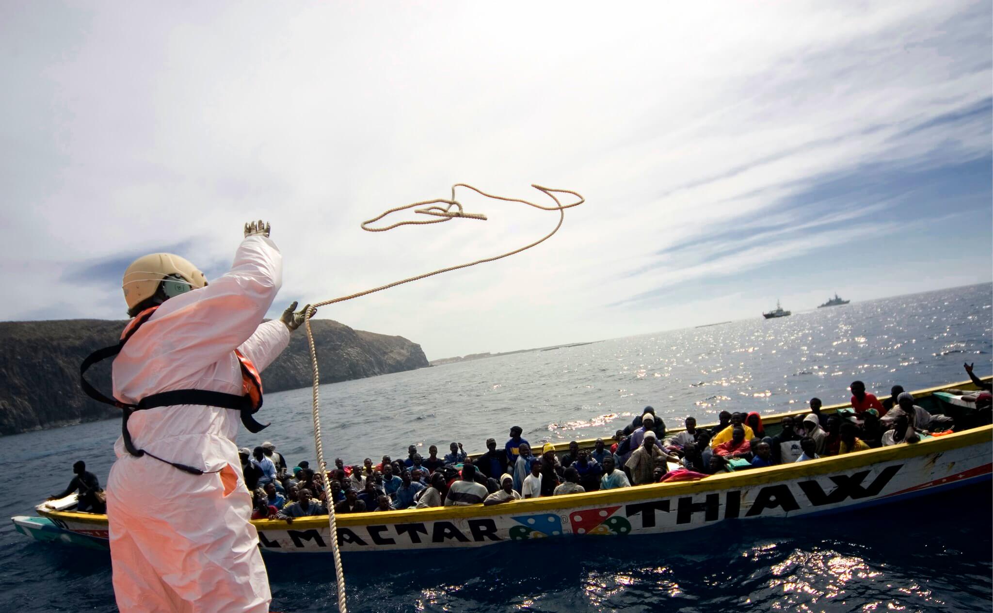 De Spaanse kustwacht bij een boot Afrikaanse migranten in 2007. UNHCR  