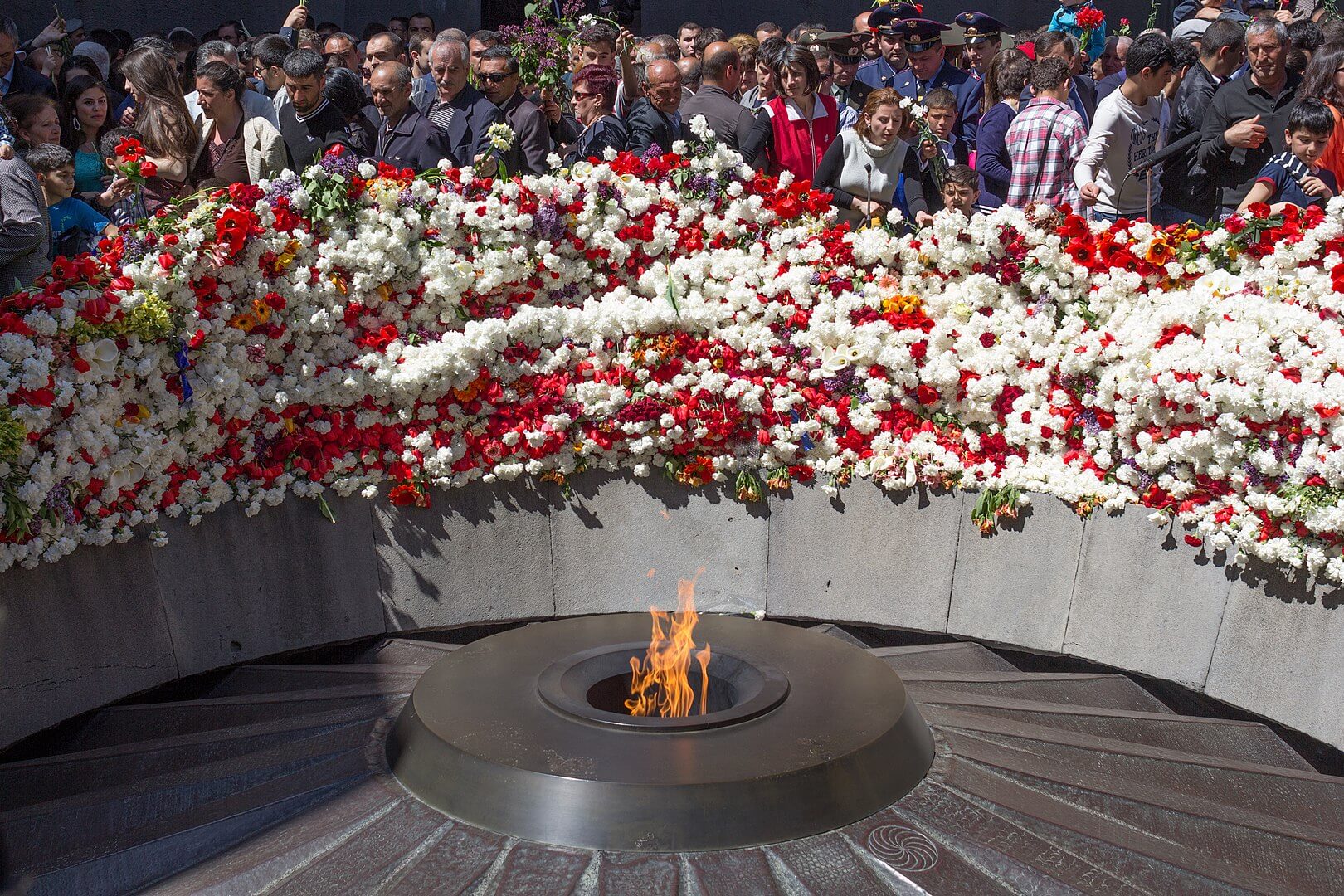 Drost - De eeuwige vlam van Tsitsernakaberd, het nationale Genocidemonument van Armenië in Yerevan op 24 april 2014. Wikimediacommons