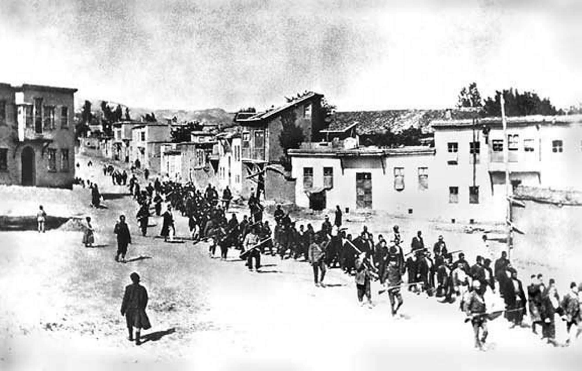 Begeleid door Turkse soldaten marcheren Armeniërs naar een gevangenis bij Mezireh in 2015 in het toenmalige Ottomaanse Rijk. Wikimediacommons.jpg