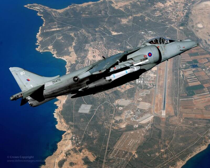 Dubbelboer - Een Britse Joint Force Harrier boven Cyprus in 2010. Defence Images - Flickr