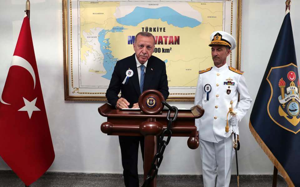 President Erdogan signs the visitors book at the National Defense University in Istanbul. © Ekathimerini