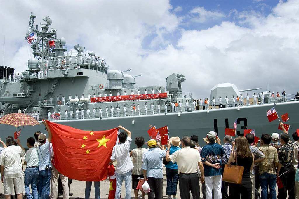 Dubbelboer-Het Chinese marineschip Qingdao in 2006. picryl