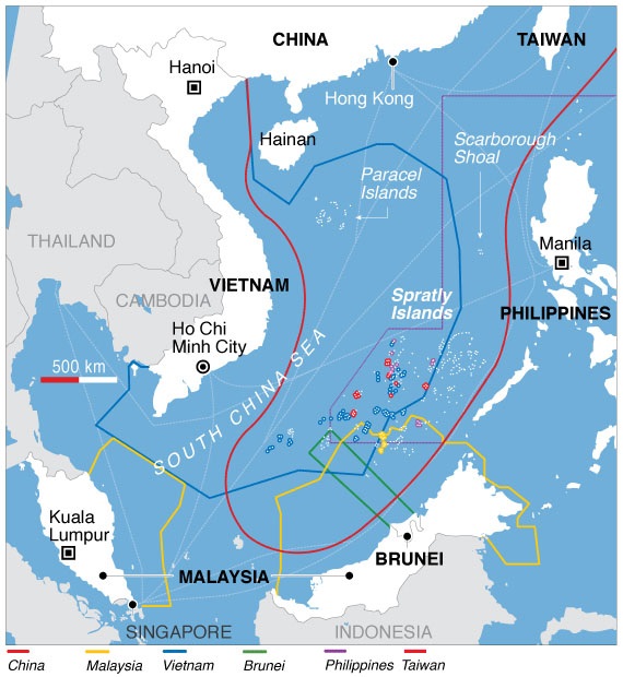 Delen van de Zuid-Chinese Zee worden geclaimd door China (de rode 'koeientong'), Maleisië, Vietnam, Brunei, de Filipijnen, Taiwan en zelfs Indonesië. Bron: Wikimedia