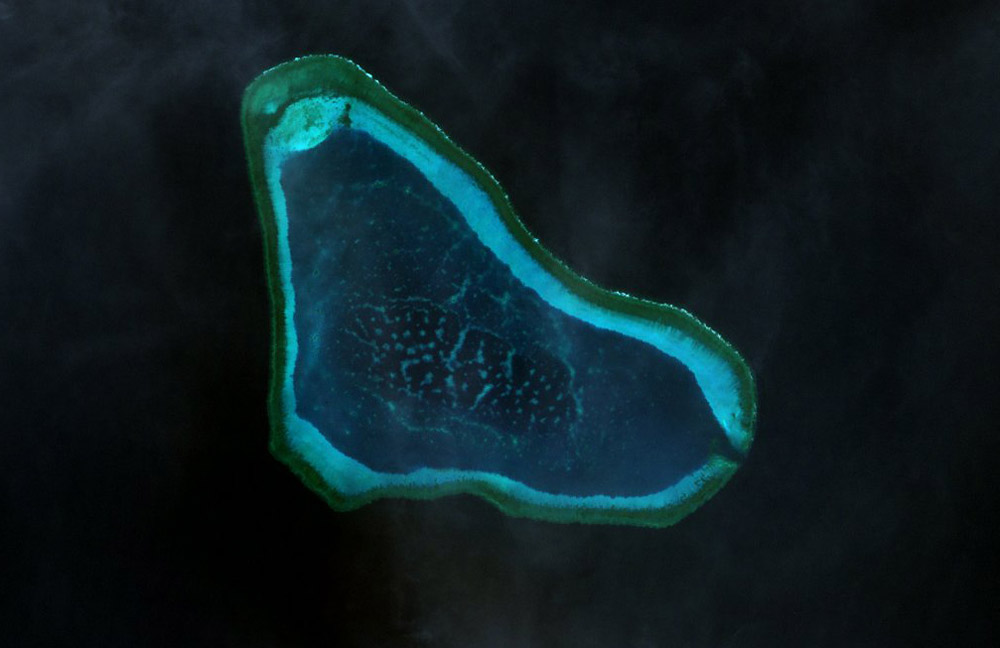 Satellietbeeld van het Scarborough Atol van NASA uit 2000. Chinese militarisering van dit atol zou het arbitrage-arrest tot een dode letter maken. Bron: Wikimedia