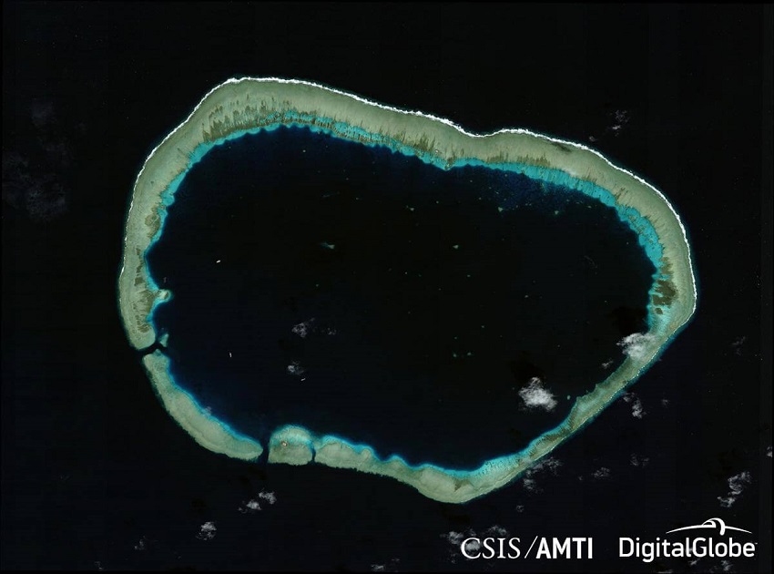 In de Zuid-Chinese Zee bouwt China kunstmatige eilanden. Mischief Rief 2012 © CSIS Asia Maritime Transparancy Initiative/ Digital Globe