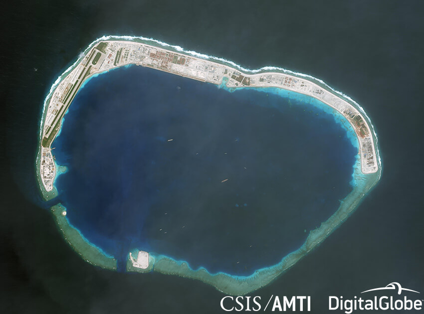 In de Zuid-Chinese Zee bouwt China kunstmatige eilanden. Mischief Rief 2017 © CSIS Asia Maritime Transparancy Initiative/Digital Globe.