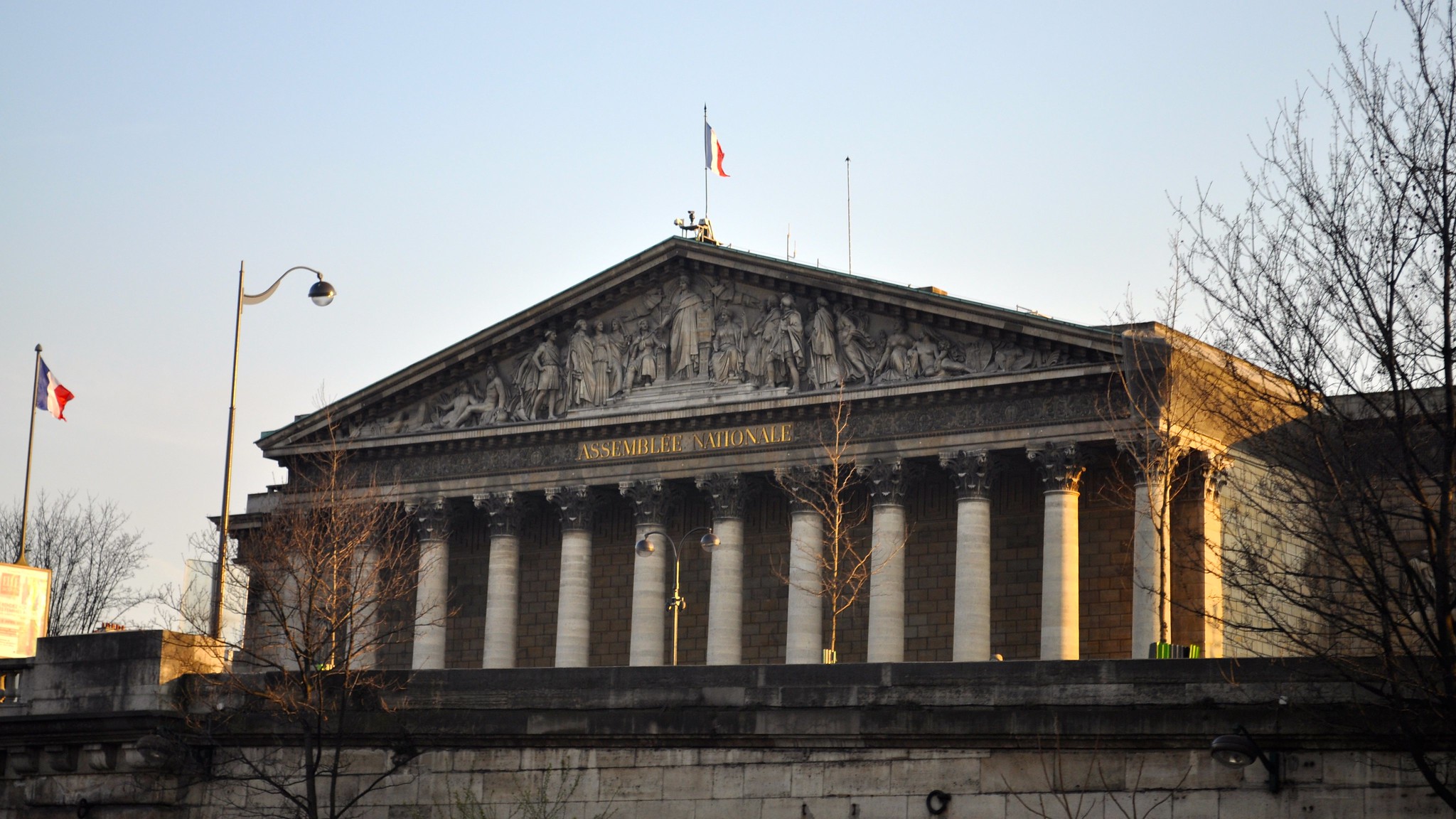 Het Assemblée Nationale vanaf de Seine in Parijs, Frankrijk. © David McKelvey / Flickr