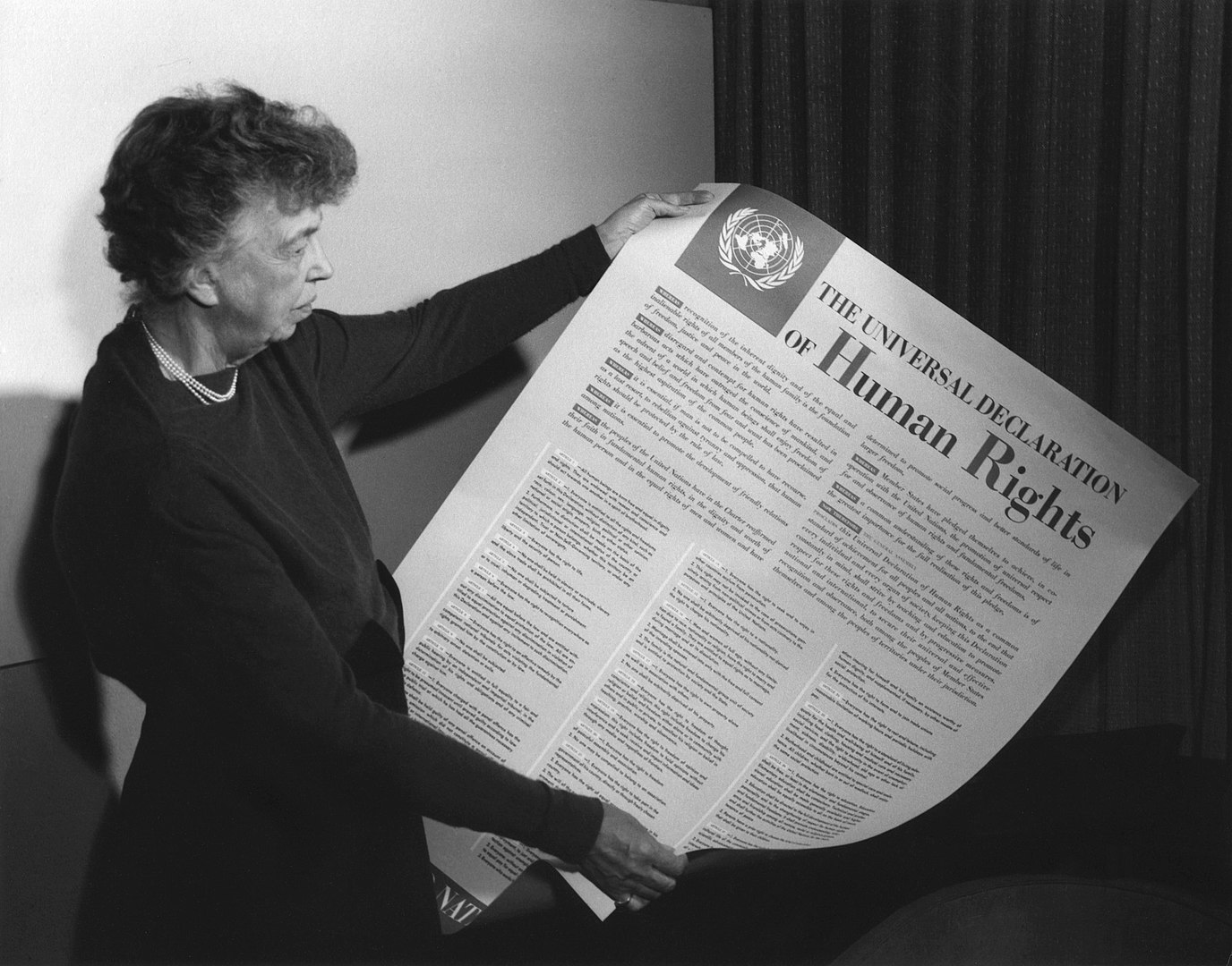 Eleanor Roosvelt met de Universele Verklaring voor De Rechten van de Mens in 1949. Wikimediacommons