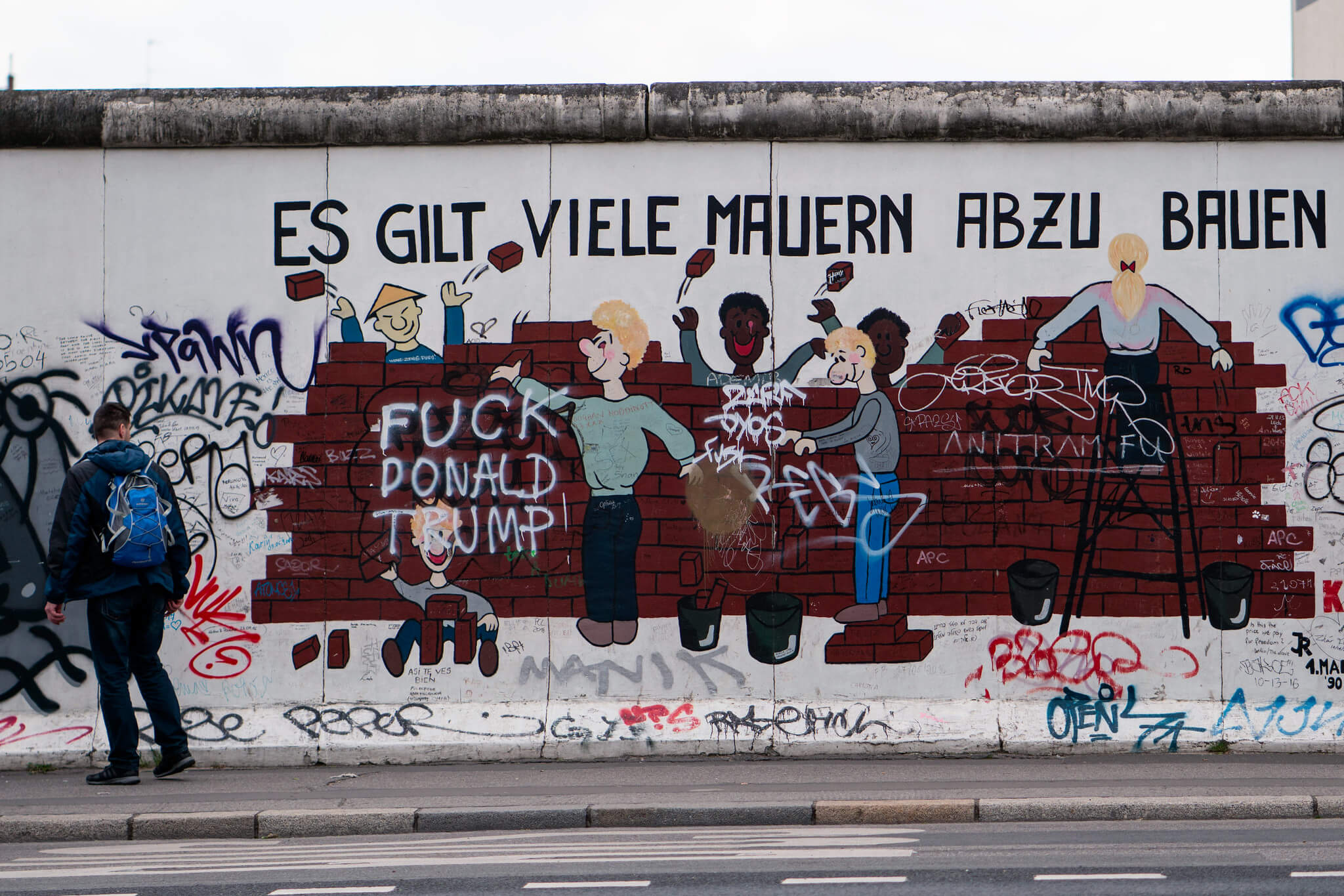 Frohlich-Es gilt viele Mauern abzubauen (It is necessary to break down many walls) by Ines Bayer, East Side Gallery in Berlin, 2017. Lorie Shaull - Flickr