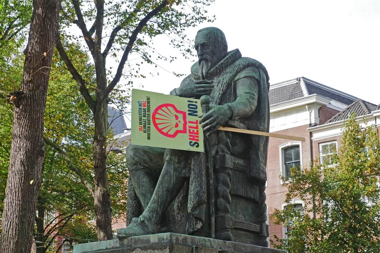 Geling - Restant van de klimaatmars bij een standbeeld van Johan van Oldenbarnevelt in Den Haag in 2019. Roel Wijnants - Flickr