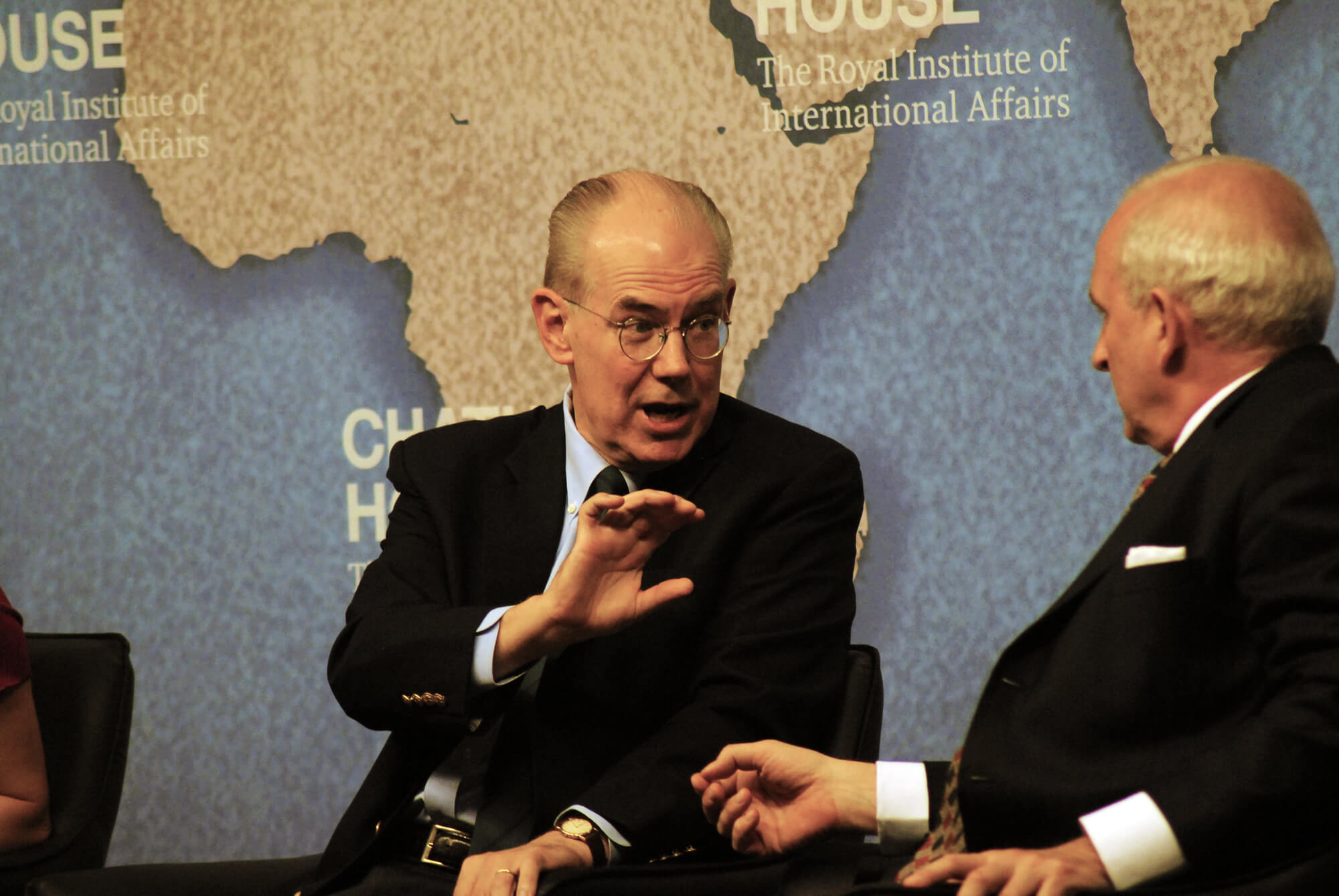 Gerrits - John Mearsheimer (L) tijdens een debat in 2014 over de Russiche annexatie van de Krim. Chatham House - Flickr