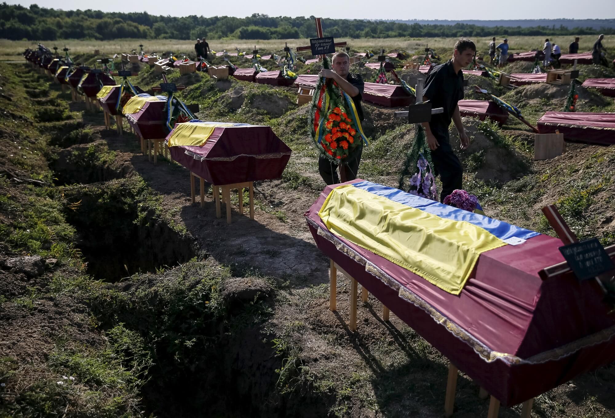 Gerrits - Massabegrafenis van Oekraïnse militairen gesneuveld tijdens gevechtshandelingen in Oost-Oekraïne in 2015. Reuters