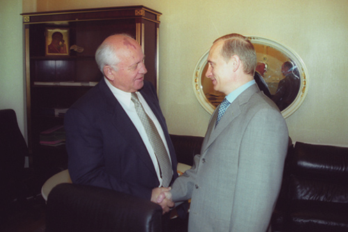 Vladimir Poetin met de laatste president van de Sovjet-Unie Michail Gorbatsjov in 2000.  © Wikimediacommons via Kremlin.ru