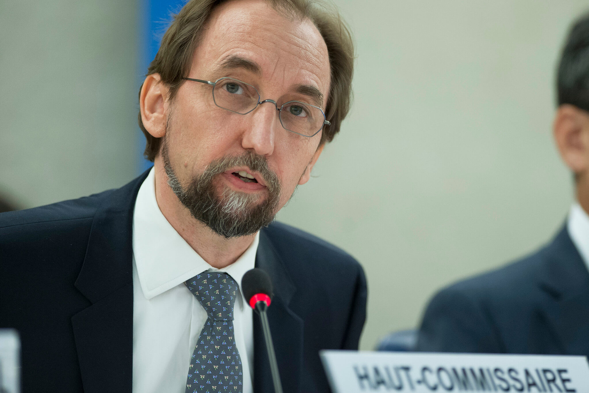 Gerrits-De voormalige Hoge Commissaris voor Mensenrechten Zeid Ra’ad al Hoessein tijdens een VN-vergadering in 2016. © Flickr - UN Geneva