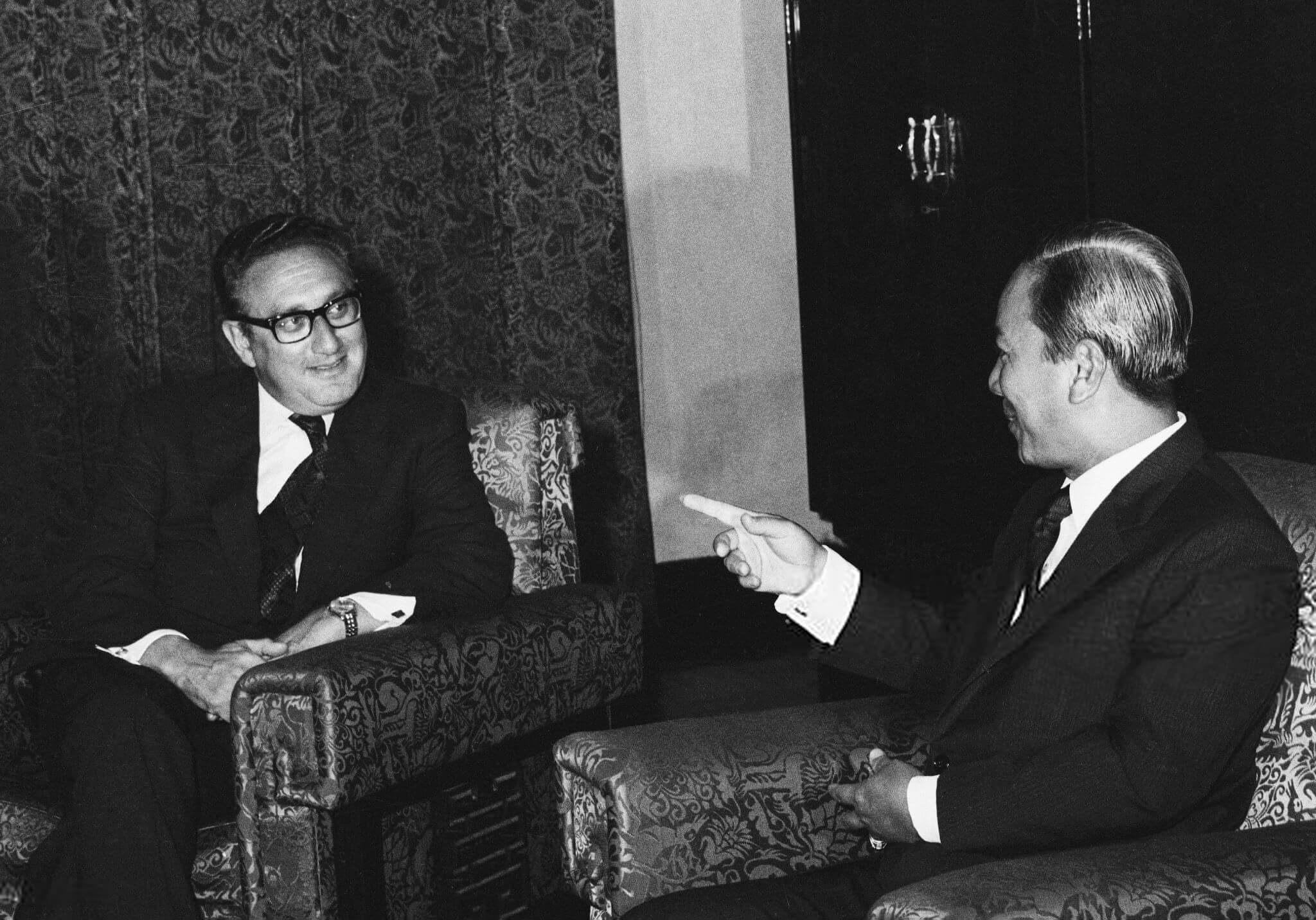 Henry Kissinger in gesprek met de Zuid-Vietnamese president Nguyen van Thieu in Saigon, 1972. © Manhhai / Flickr