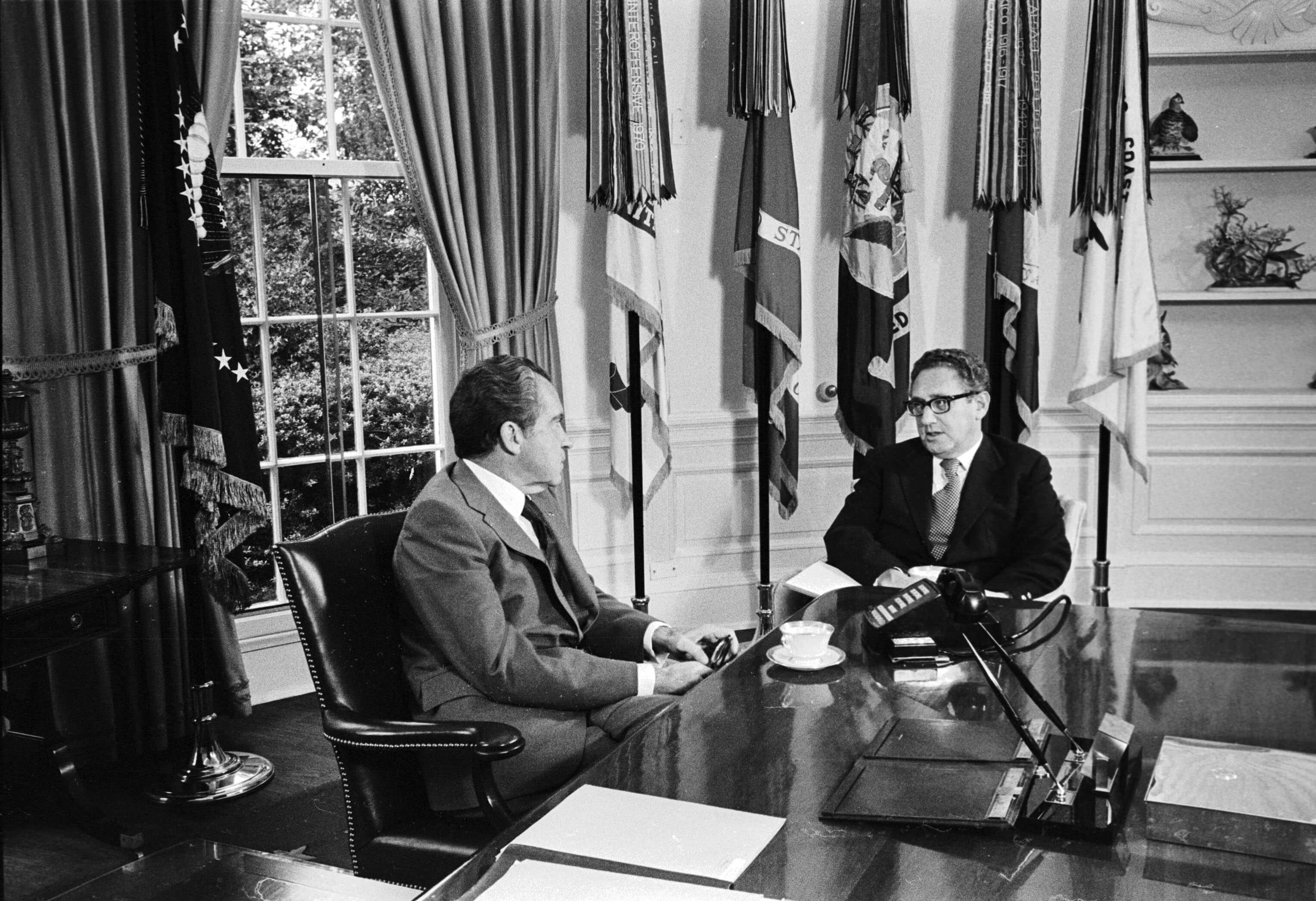President Richard Nixon en Minister van Buitenlandse Zaken Henry Kissinger in de Oval Office van het Witte Huis, 1973. © Wikimedia Commons