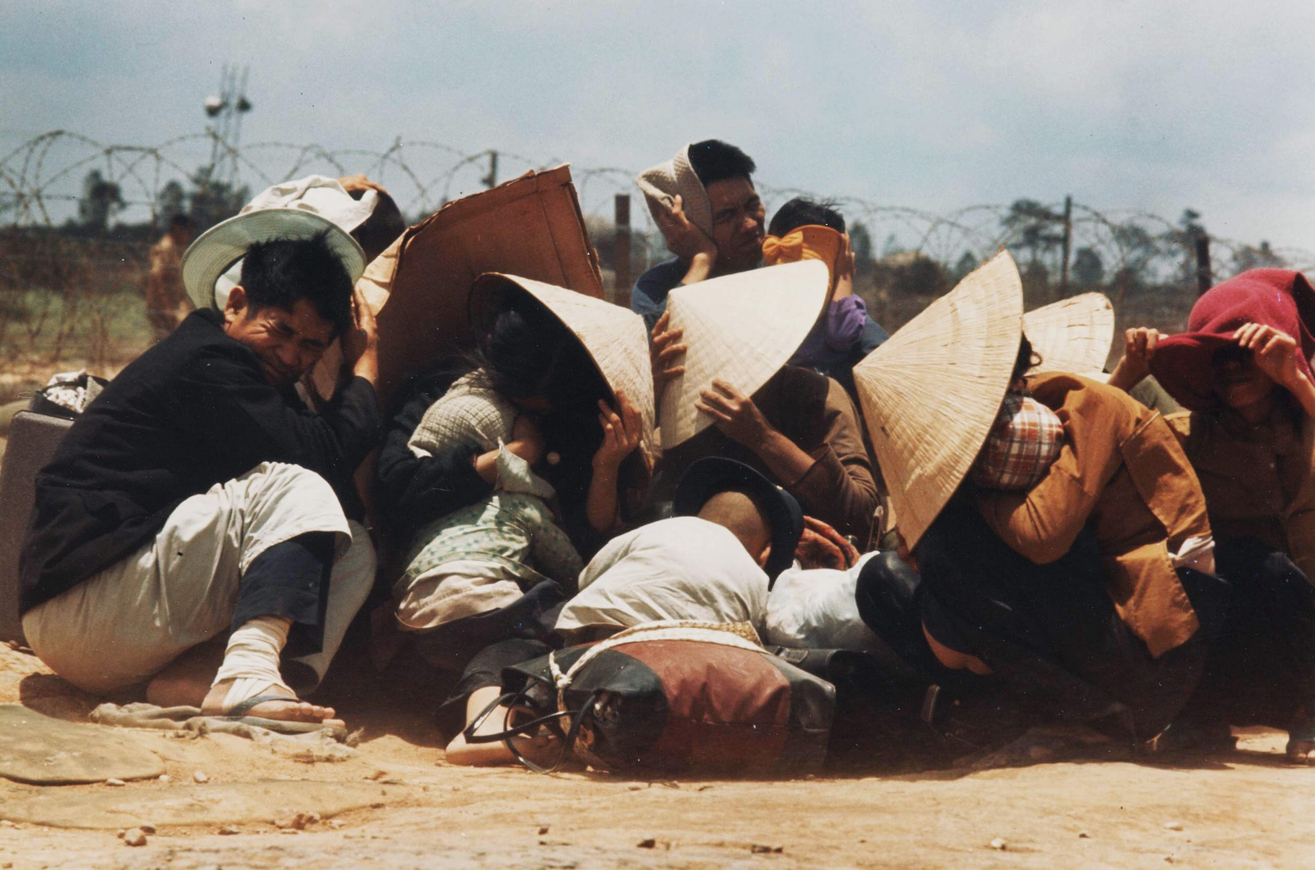 Zuid-Vietnamese burgers verschuilen zich tijdens de Vietnamoorlog, 1972. © Manhhai / Flickr