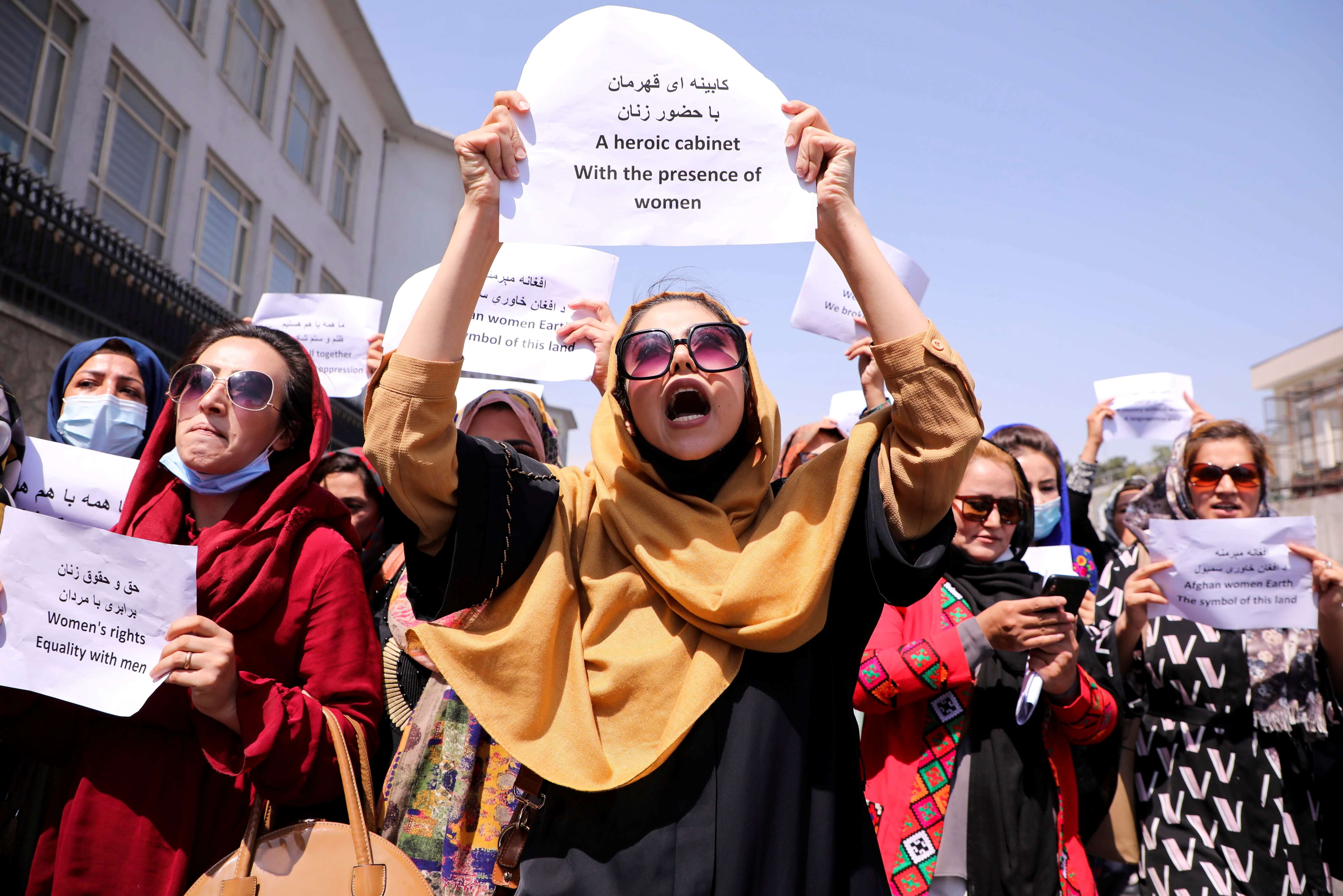 Grotenhuis - Afghaanse mensenrechtenactivisten roepen tijdens een protest in Kabul op 3 september 2021 de Taliban op om de verworven rechten voor vrouwen te behouden. REUTERS 