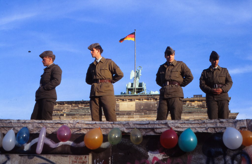 Agenten op de Berlijnse Muur, 1989.