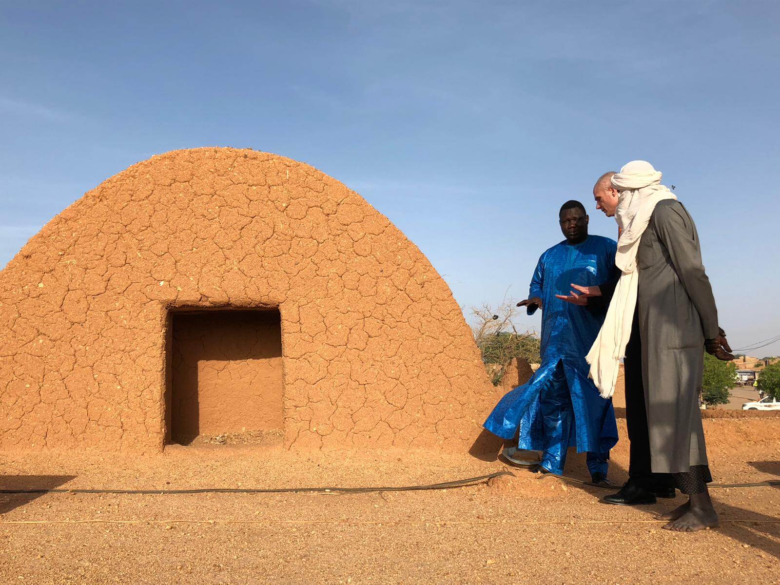 Hoebink-Minister Blok in 2018 in gesprek met lokale autoriteiten in Agadez, Niger. Ministerie van Buitenlandse Zaken