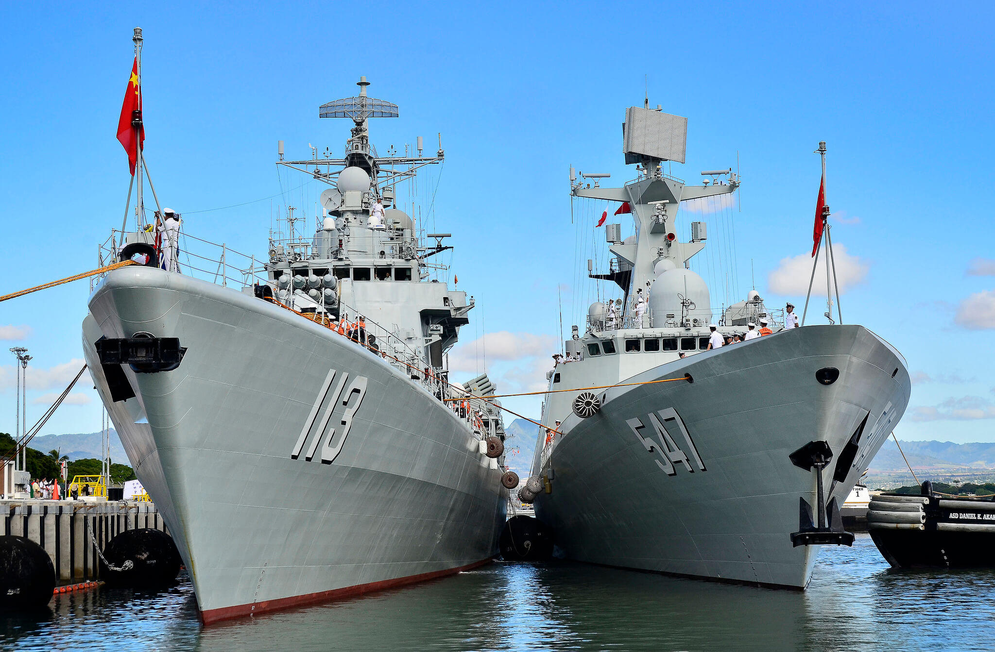Hoekstra-foto4-Chinese schepen tijdens een bezoek aan Pearl Harbour in het kader van VS-China samenwerking-6 sept 2013-Door Daniel Barker-U.S. Pacific Fleet (via U.S. Navy Phtoto)-Flickr