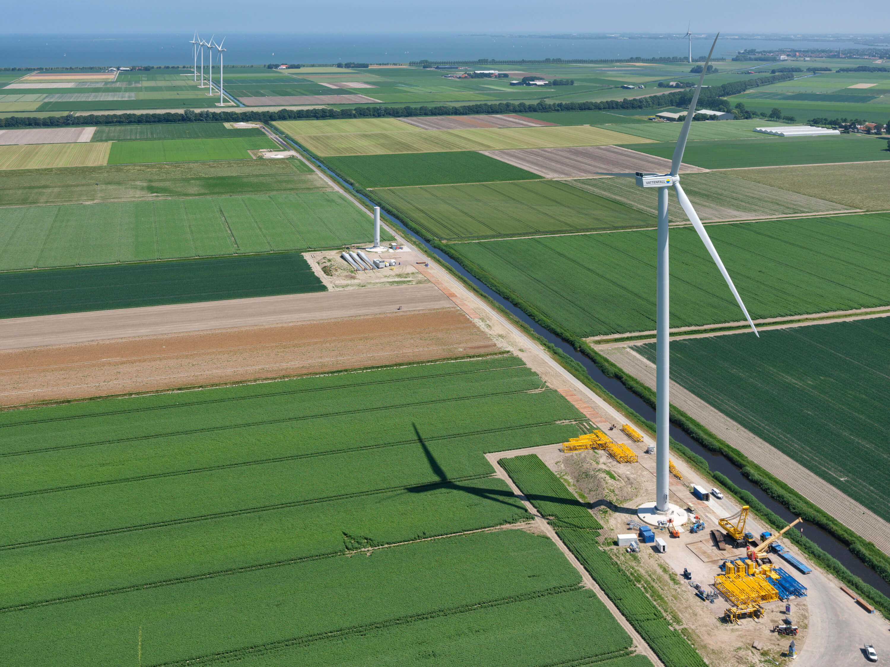 De bouw van Windpark Wieringermeer in juli 2019 © Vattenfal