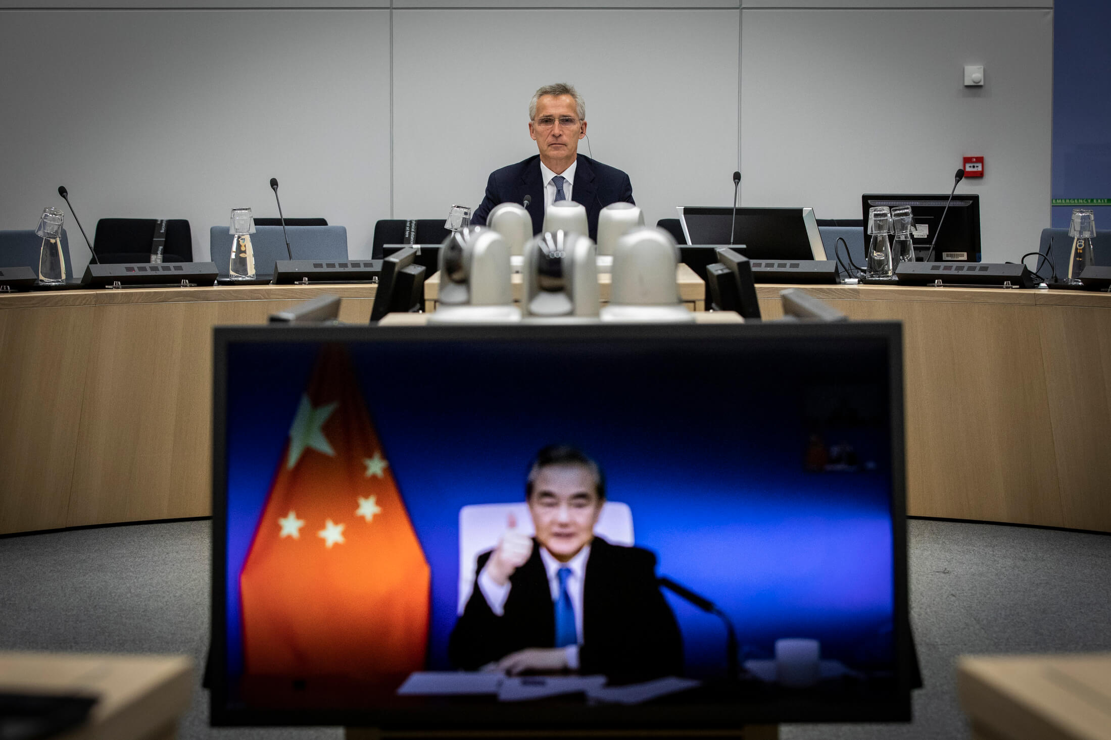 Hofstede - De Chinese minister van Buitenlandse Zaken Wang Yi in een videogesprek met de secretaris-generaal van de NAVO Jens Stoltenberg in september 2021. NATO