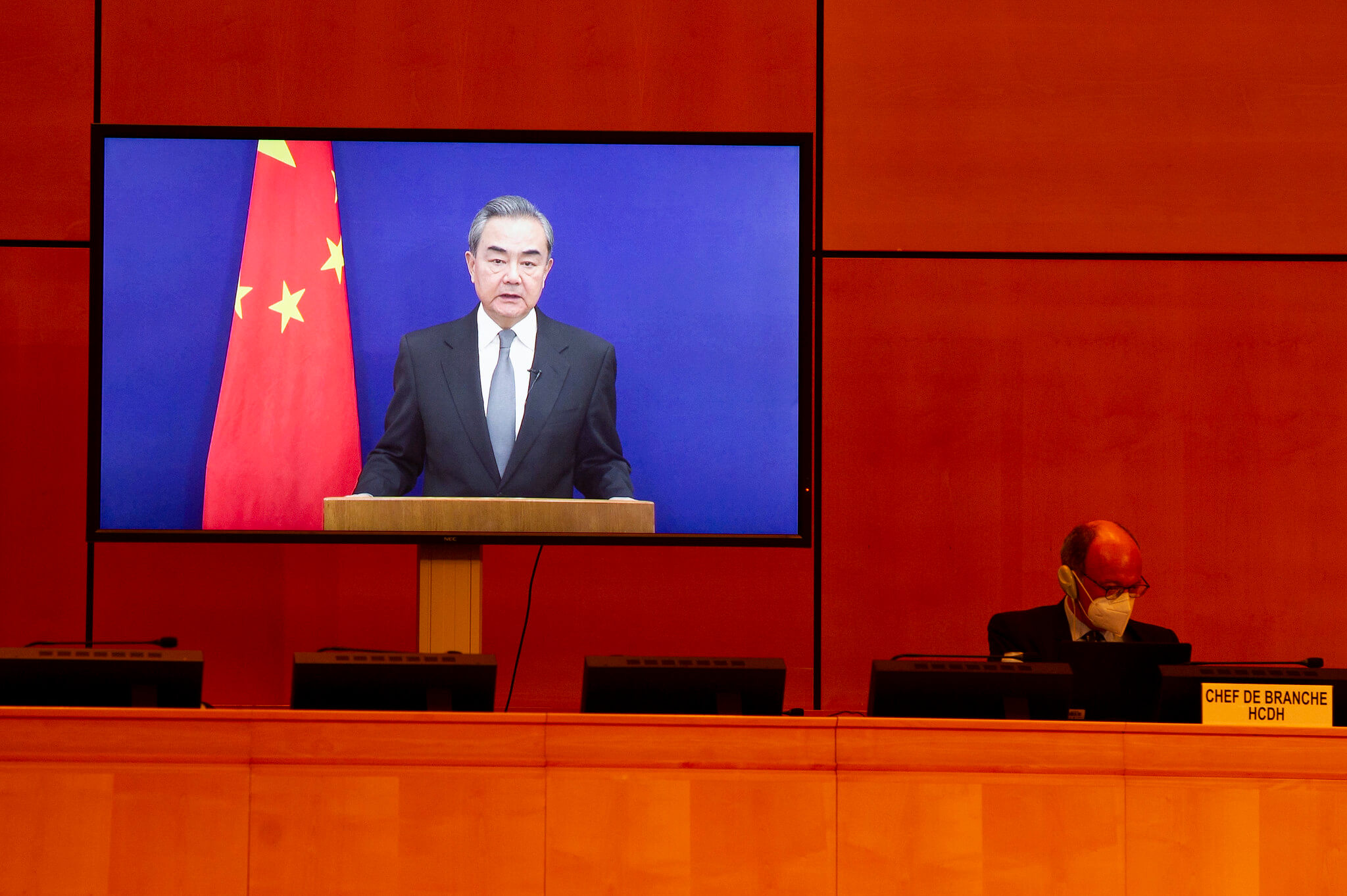 Hofstede - De Chinese minister van Buitenlandse Zaken Wang Yi spreekt de VN-mensenrechtenraad toe in februari 2021. UN Geneva