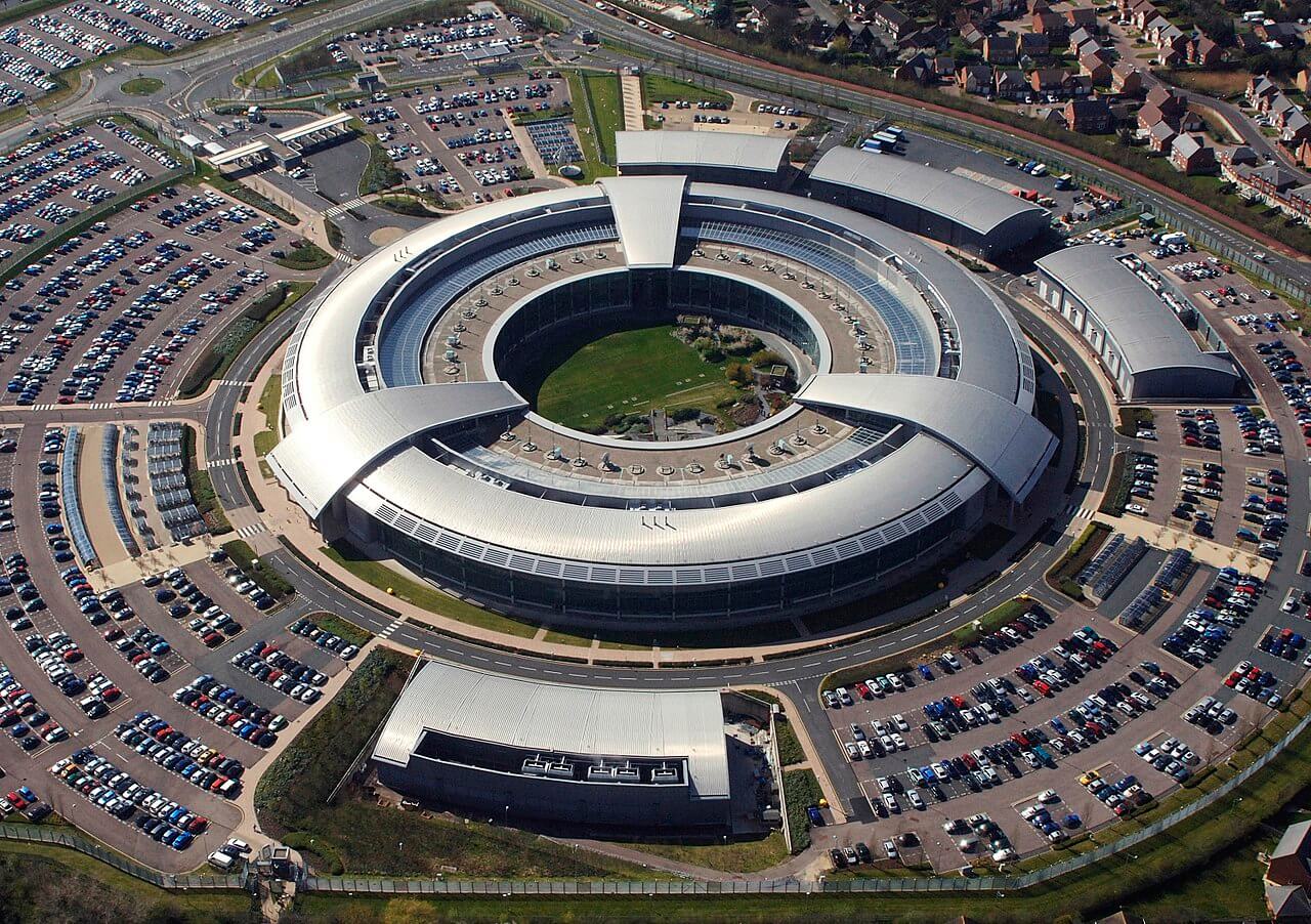 Luchtopname van de Government Communications Headquarters (GCHQ) in Cheltenham, Gloucestershire, VK. Het Verenigd Koninkrijk is ondertekenaar van de 'Five Eyes' overeenkomst. © UK Ministry of Defence, 2004 / Wikimedia Commons