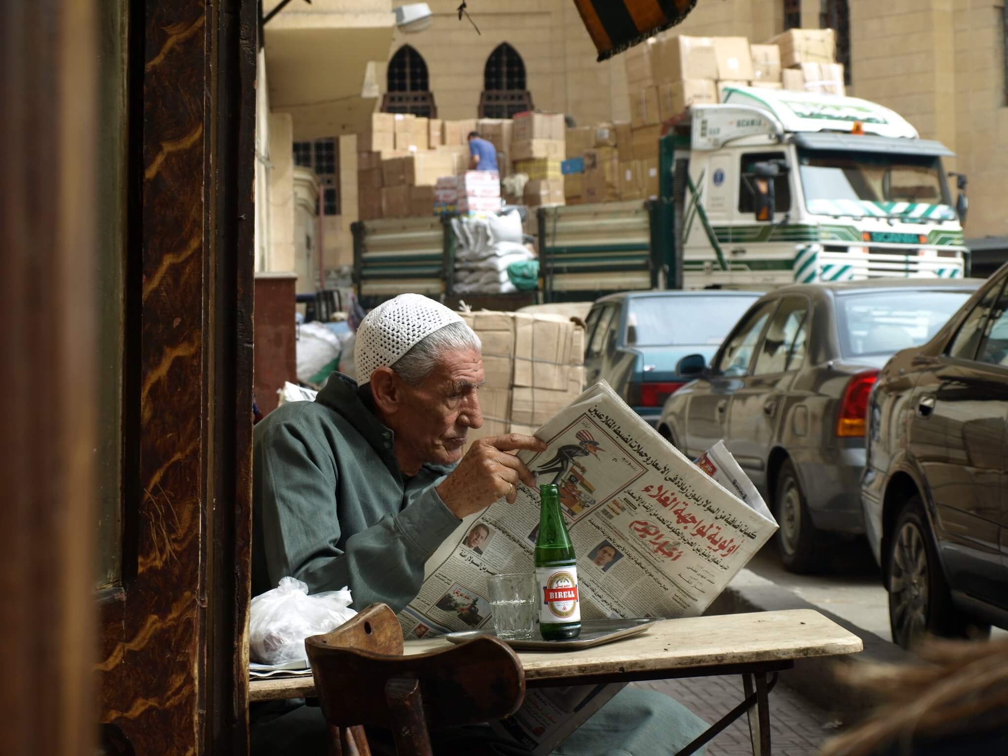 Hofstee-Egyptische man bij een ahwa (cafe) in Cairo, 8mar2008-Nomdefinitivo-Flickr