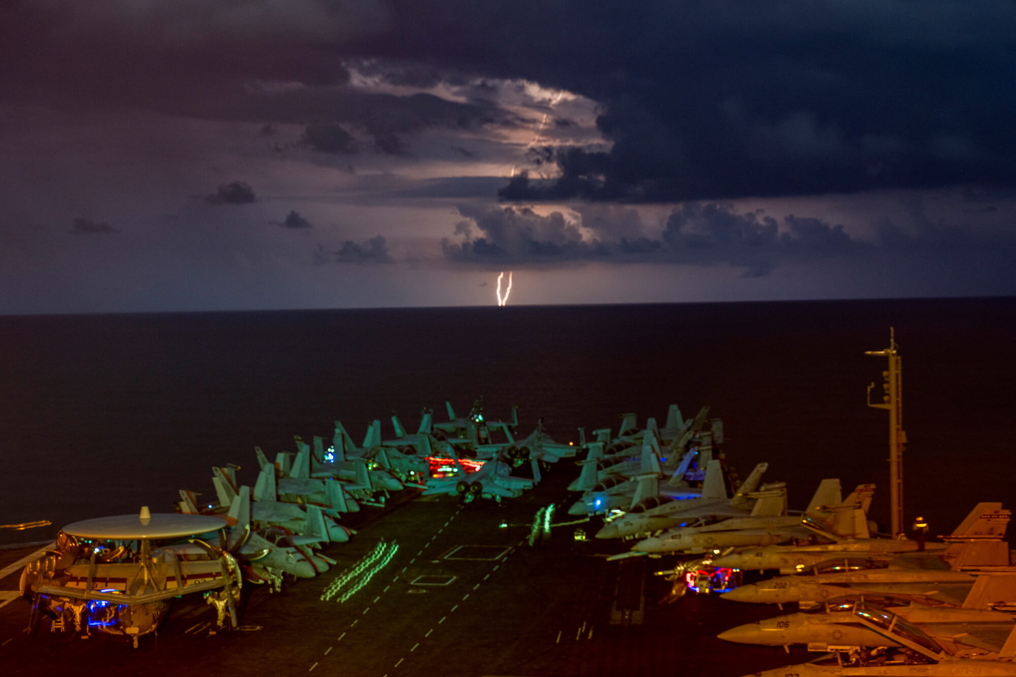  Amerikaans vliegdekschip in de Zuid-Chinese Zee in juli 2020 met onweer op de achtergond. U.S. Navy