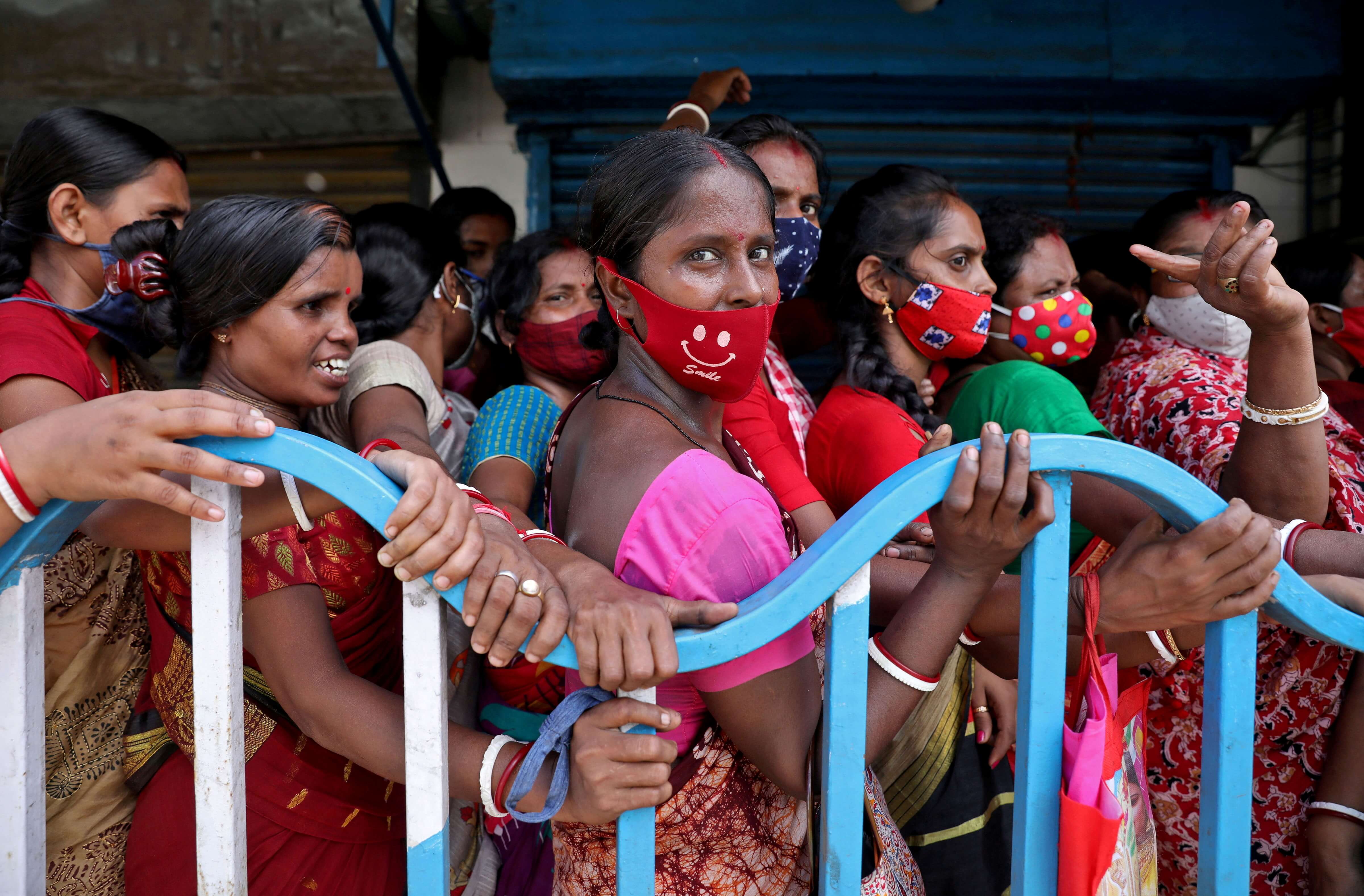 Holslag - Bewoners van de Indiase stad Calcutta wachten op hun COVID-vaccin in augustus 2021. REUTERS/Rupak De Chowdhuri/File Photo