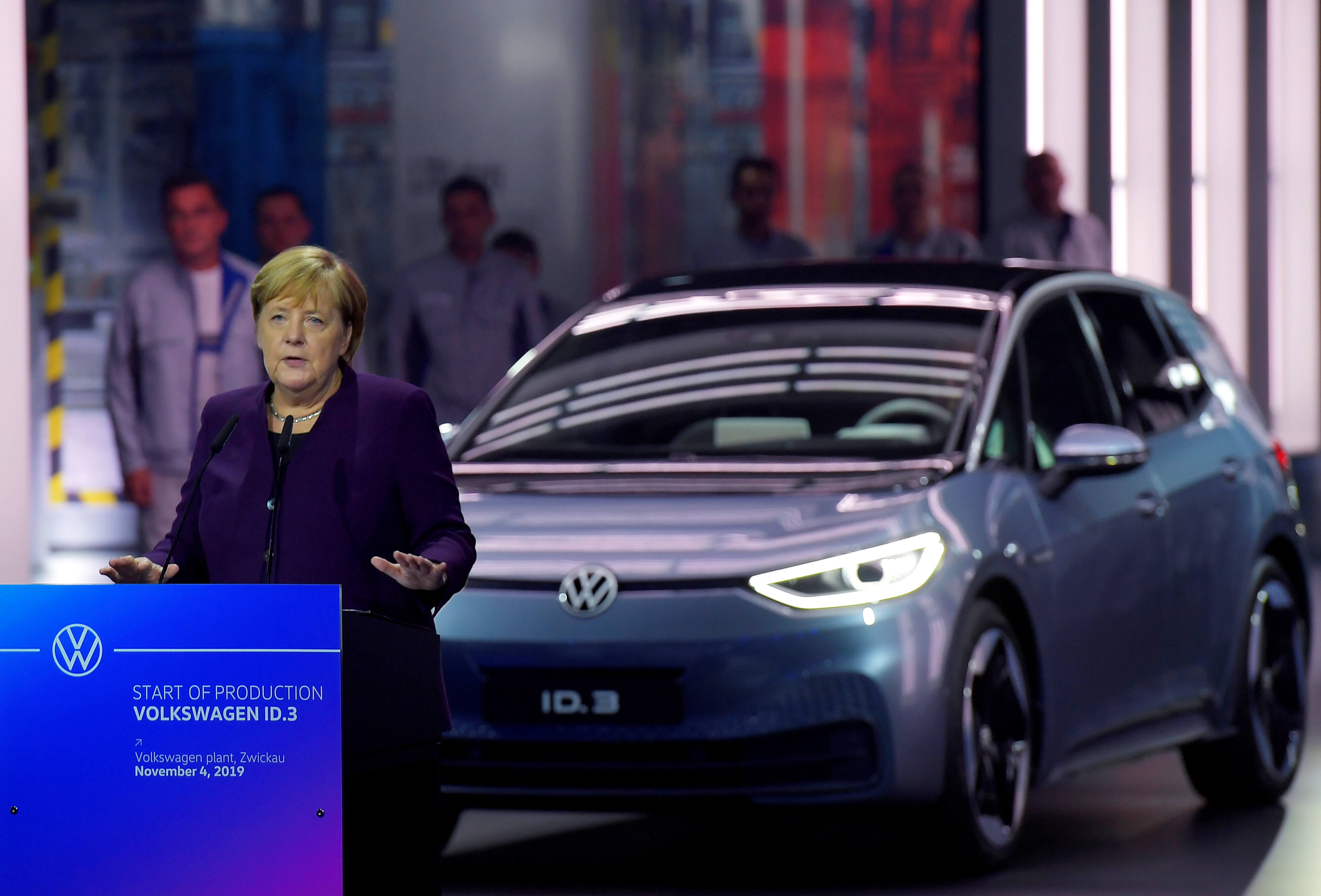 Holslag - Bondskanselier Angela Merkel bezoekt een Volkswagen-fabriek in Zwickau in 2019. REUTERS - Matthias Rietschel 